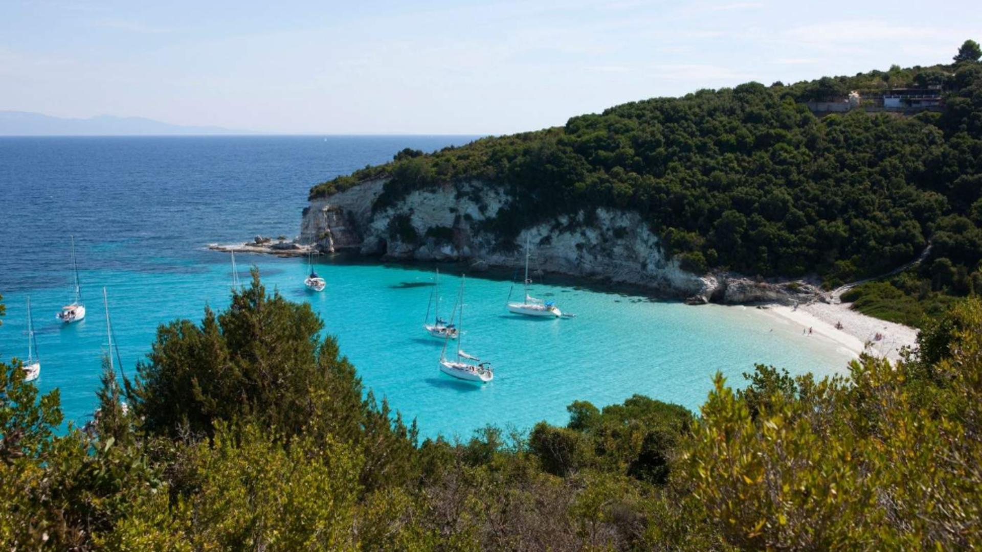 Insula ascunsă din Grecia cu ape ca în Caraibe și doar 21 de locuitori. Un loc divin cu peisaje unice