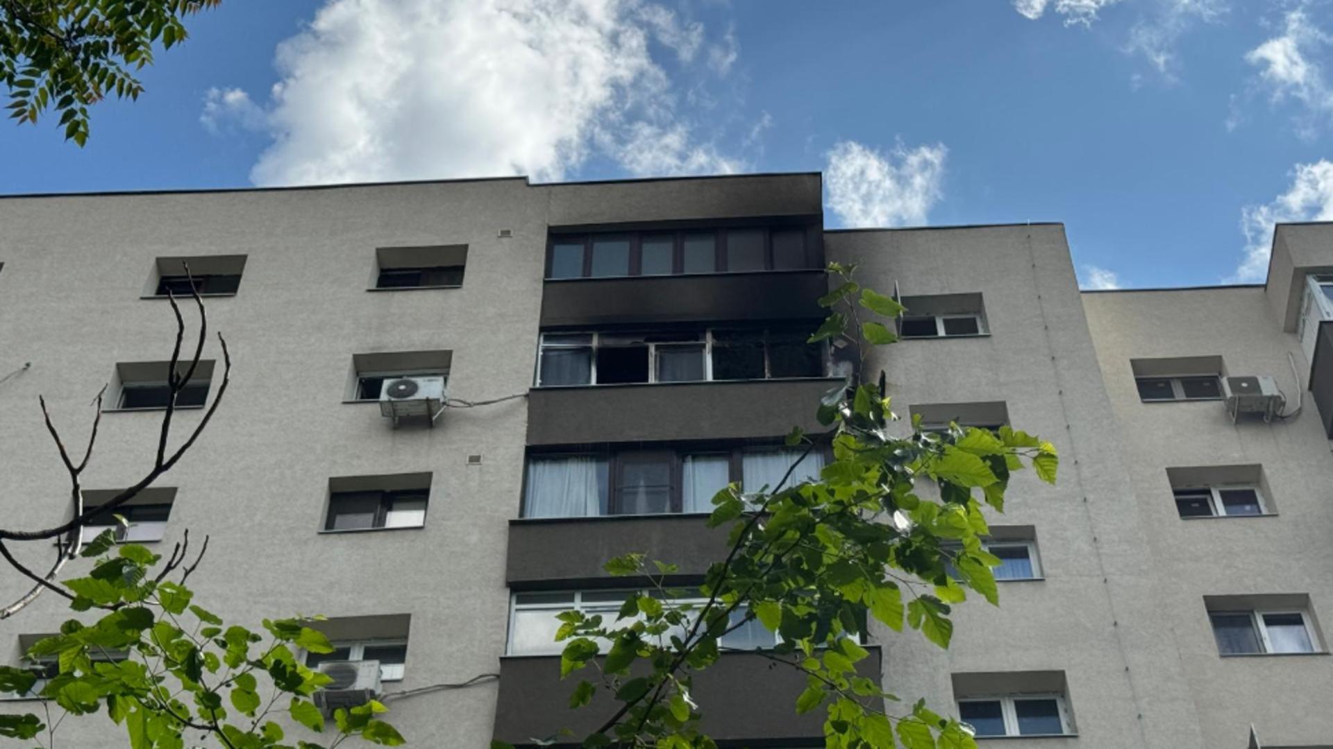 Două persoane au fost evacuate din locuința afectată, iar alte 25 au fost scoase din bloc de echipele de intervenție. Foto/ISU