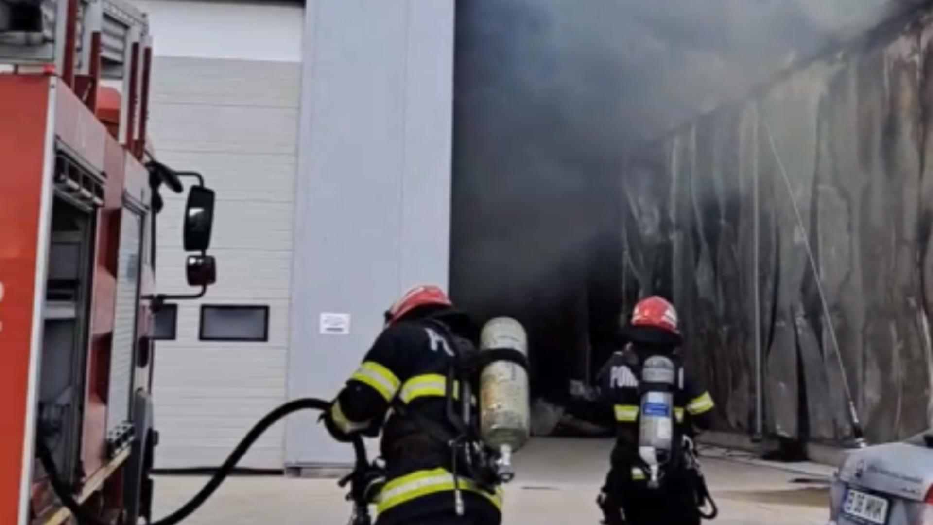 Incendiu puternic la o hală cu panouri fotovoltaice. Fumul dens a cuprins zona