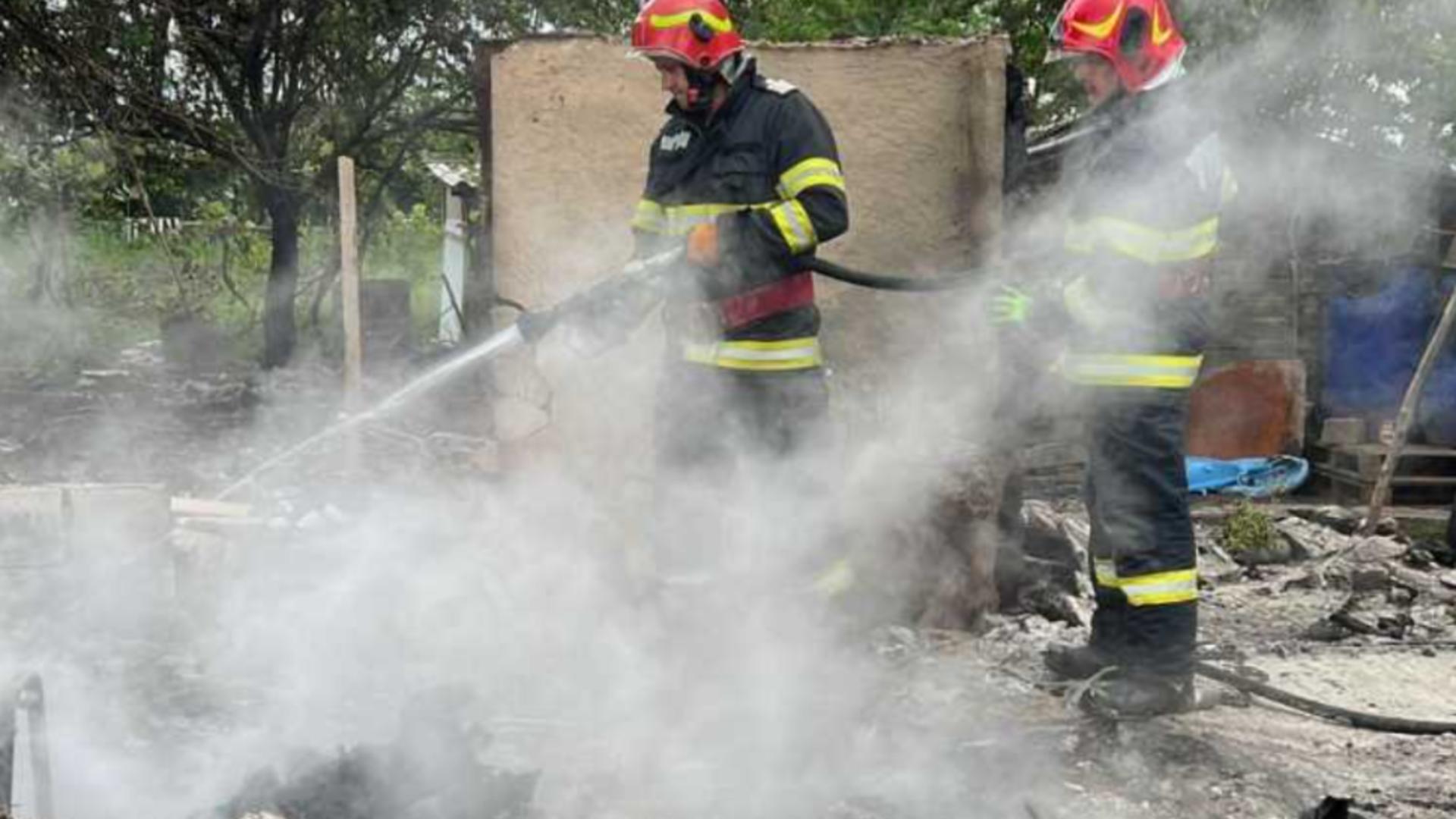 Un incendiu violent a mistuit o casă din Balta Comana, Ialomița