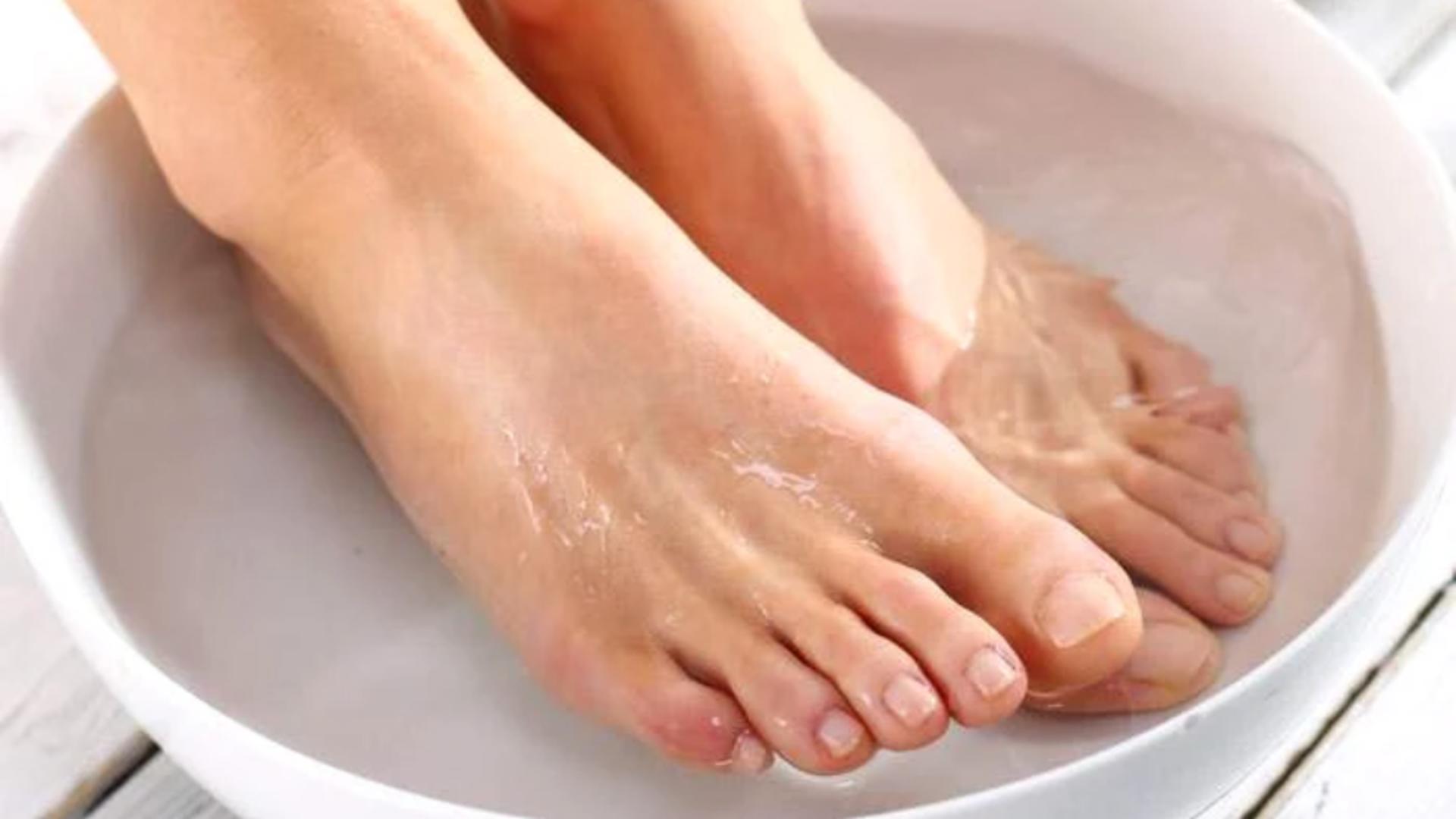 Cum scapi de bătături și călcâie crăpate