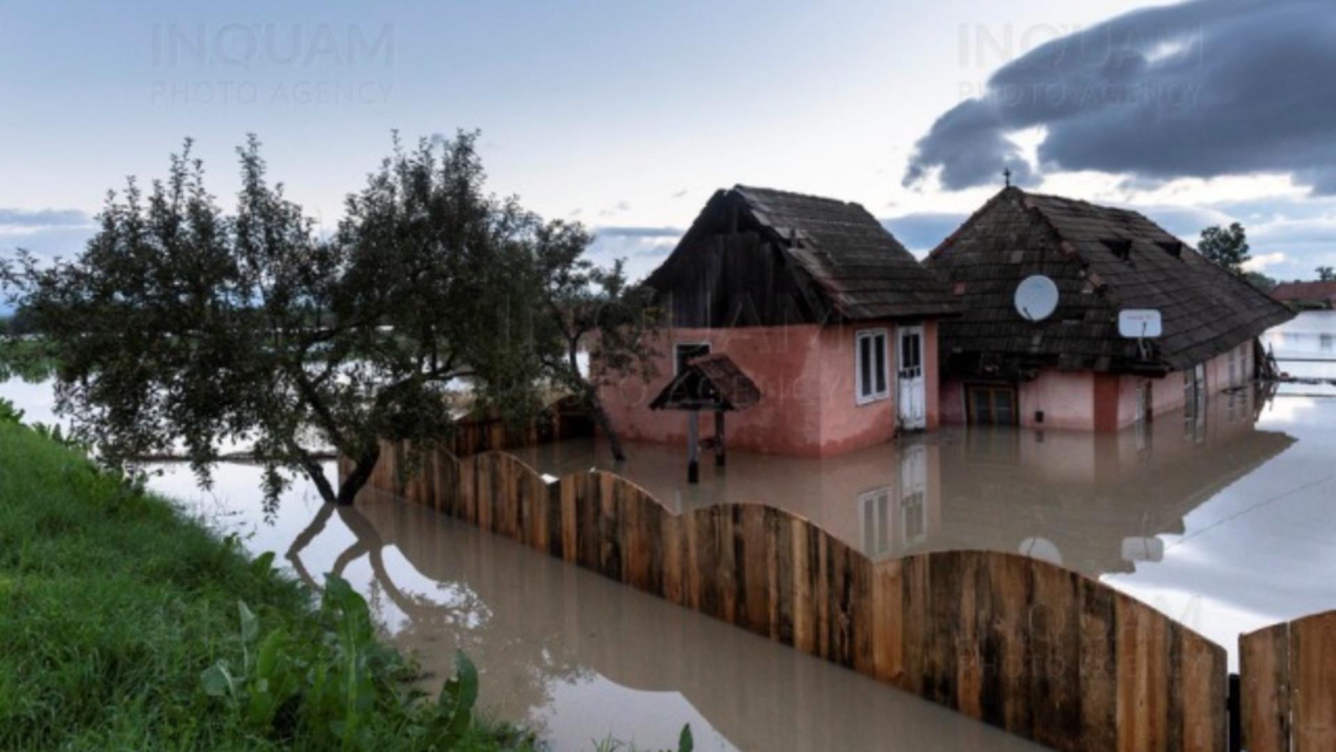 Apele au inundatu curți și locuințe (Inquam Photos)
