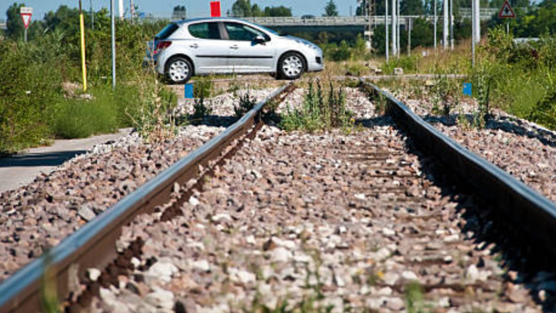 O șoferiță cu alcoolemie de 1,64 mg/l și-a parcat mașina direct pe calea ferată. Foto ilustrativ