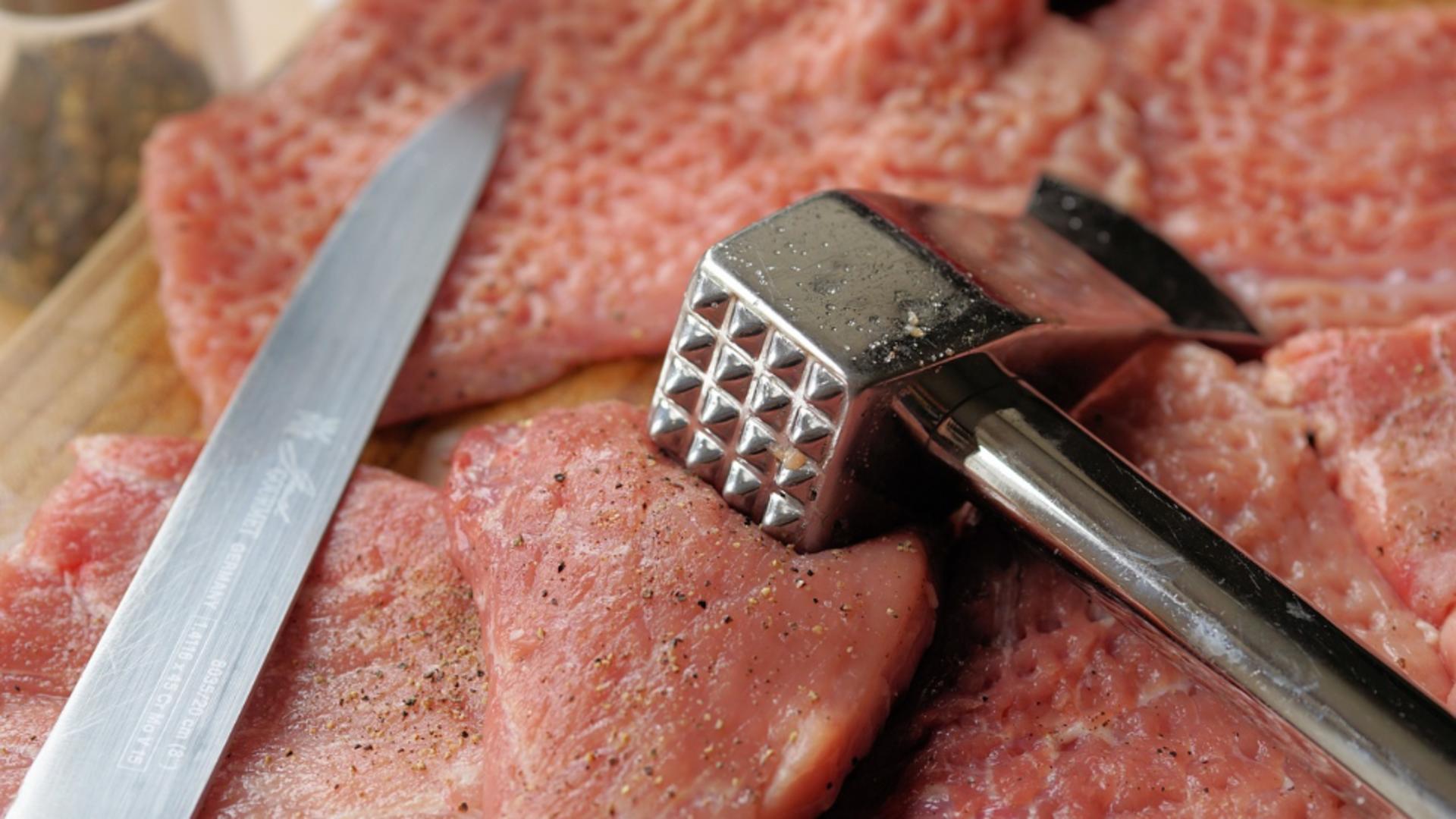 Șnițele cu sos de roșii și mozzarella – o rețetă savuroasă gata în mai puțin de o oră