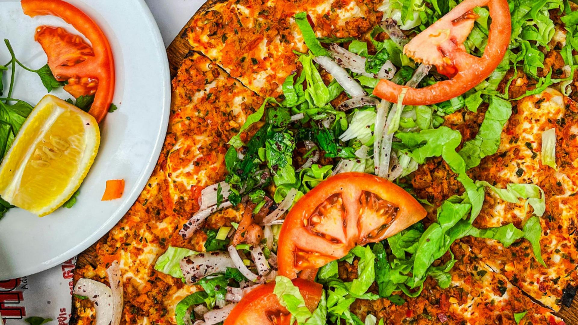 Cum să prepari cea mai bună pizza turcească. Rețeta rapidă de lahmacun, cel mai râvnit preparat încă de pe vremea otomanilor