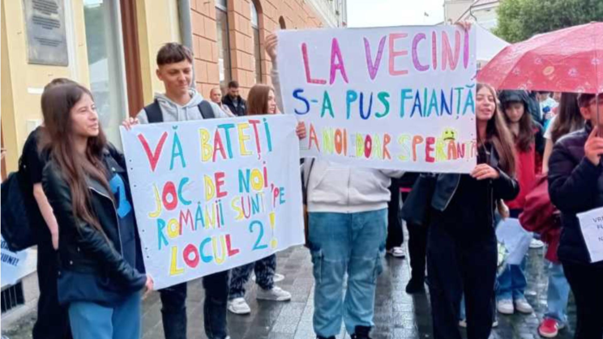 Părinții, elevii și dascălii de la singurul liceu de limbă română din Sfântu Gheorghe au protestat în fața Primăriei. Foto: Agerpres