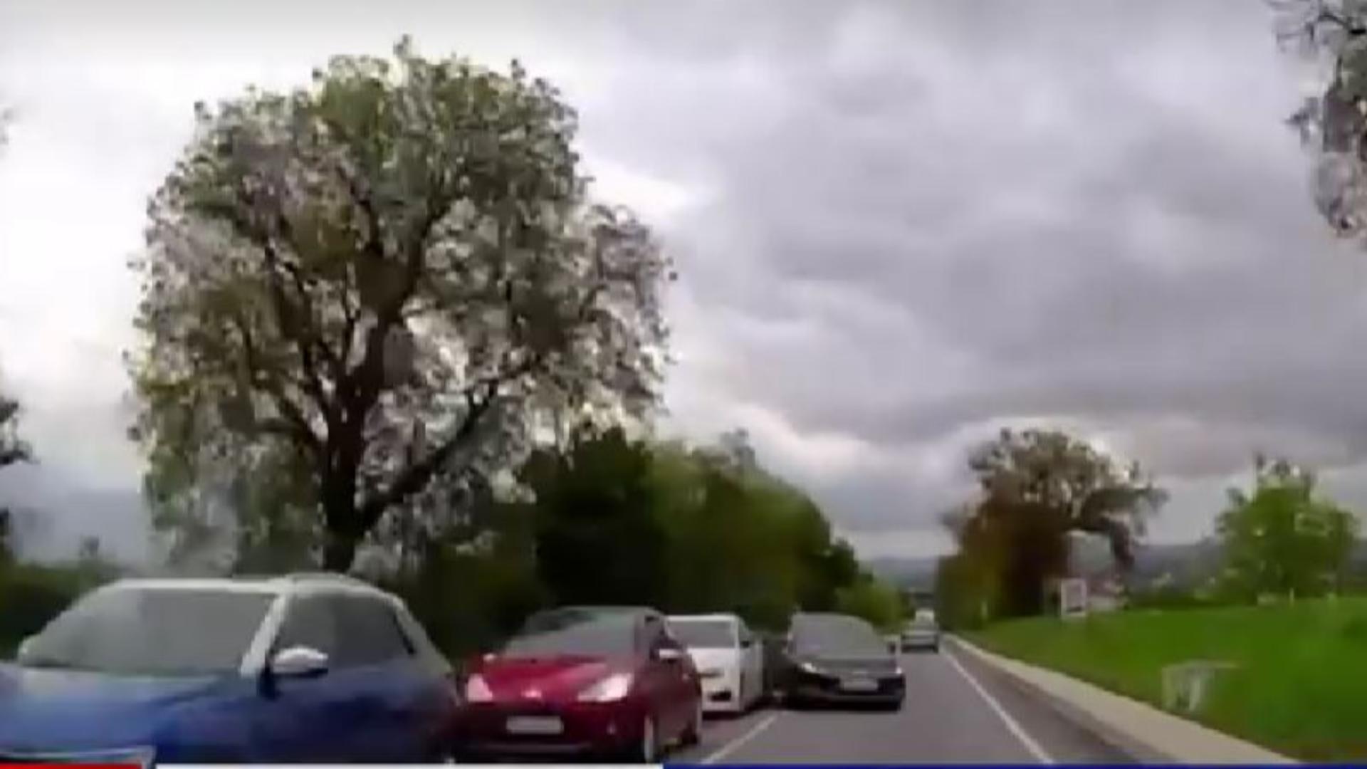 Inconștiență la volan: șofer căutat de poliție după o depășire extrem de periculoasă