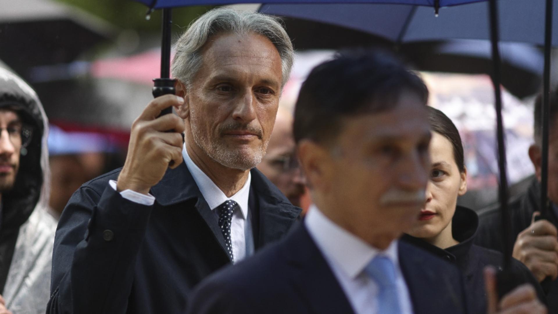 Matei Păun i-a ținut, și azi, umbrela lui Nicușor Dan. 