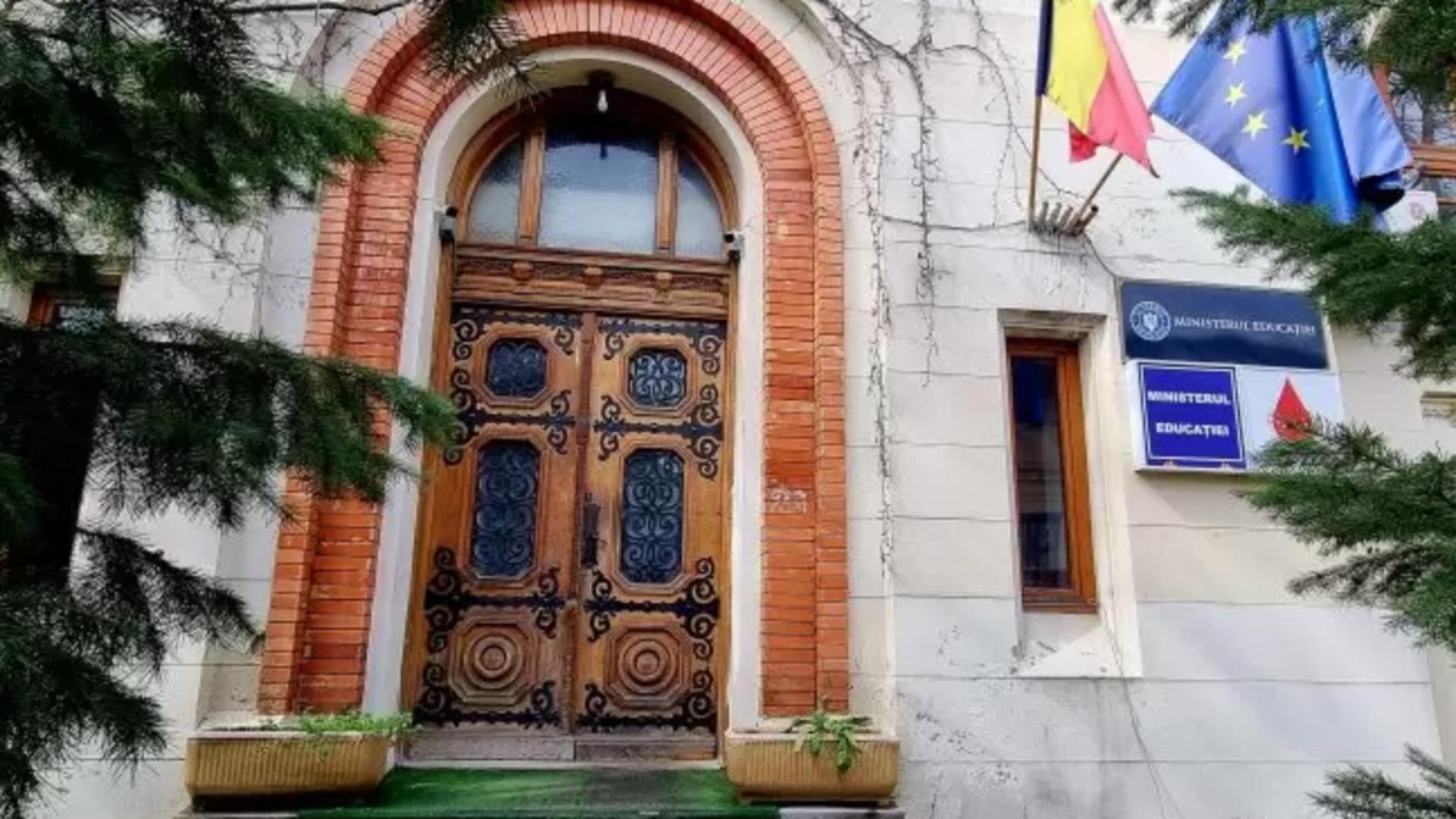 O mamă se află de trei zile în greva foamei în fața Ministerului Educației