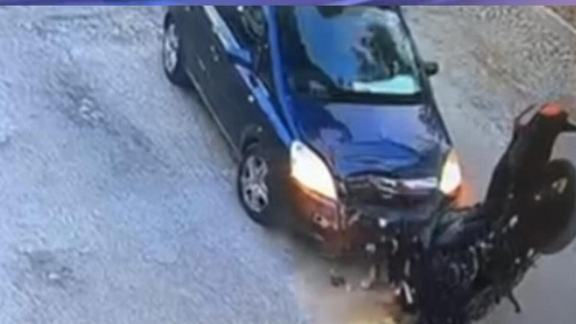 Momentul în care motociclistul se proptește-n capota unei mașini. Foto/Poliția