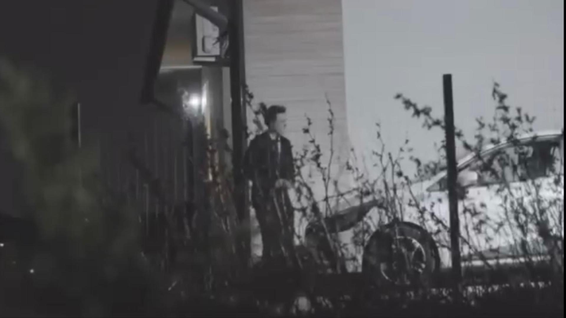 Nicușor Dan, în timp ce iese de la întâlnirea cu Florian Coldea