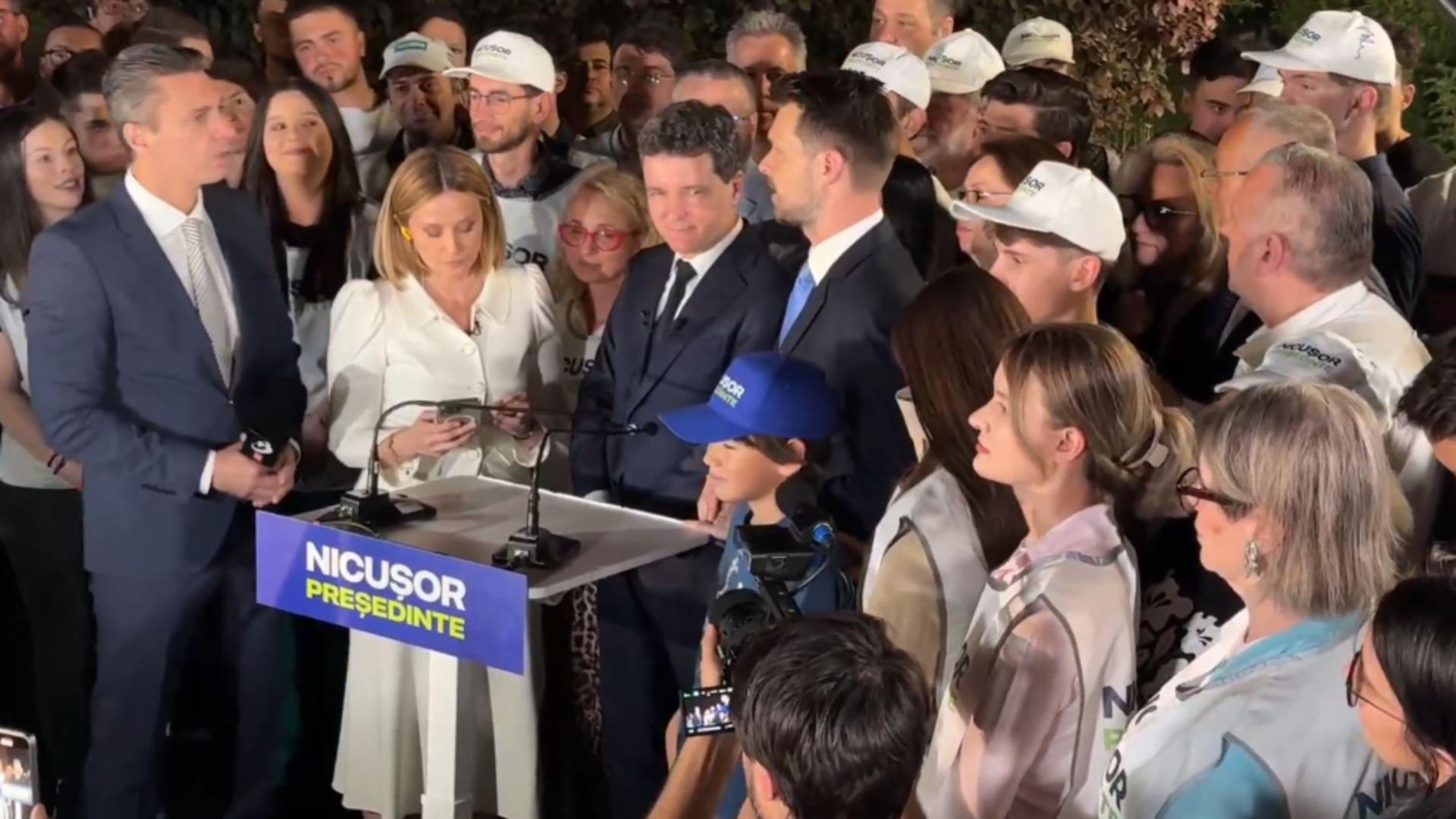 Nicușor Dan alături de simpatizanți. Foto/Captură video