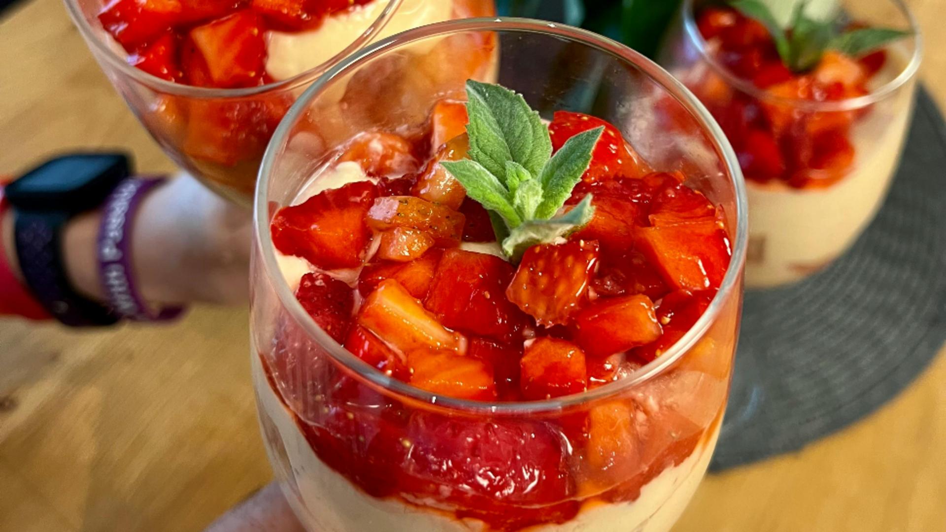 Panna cotta cu căpșuni. Desert italienesc savuros și simplu de preparat