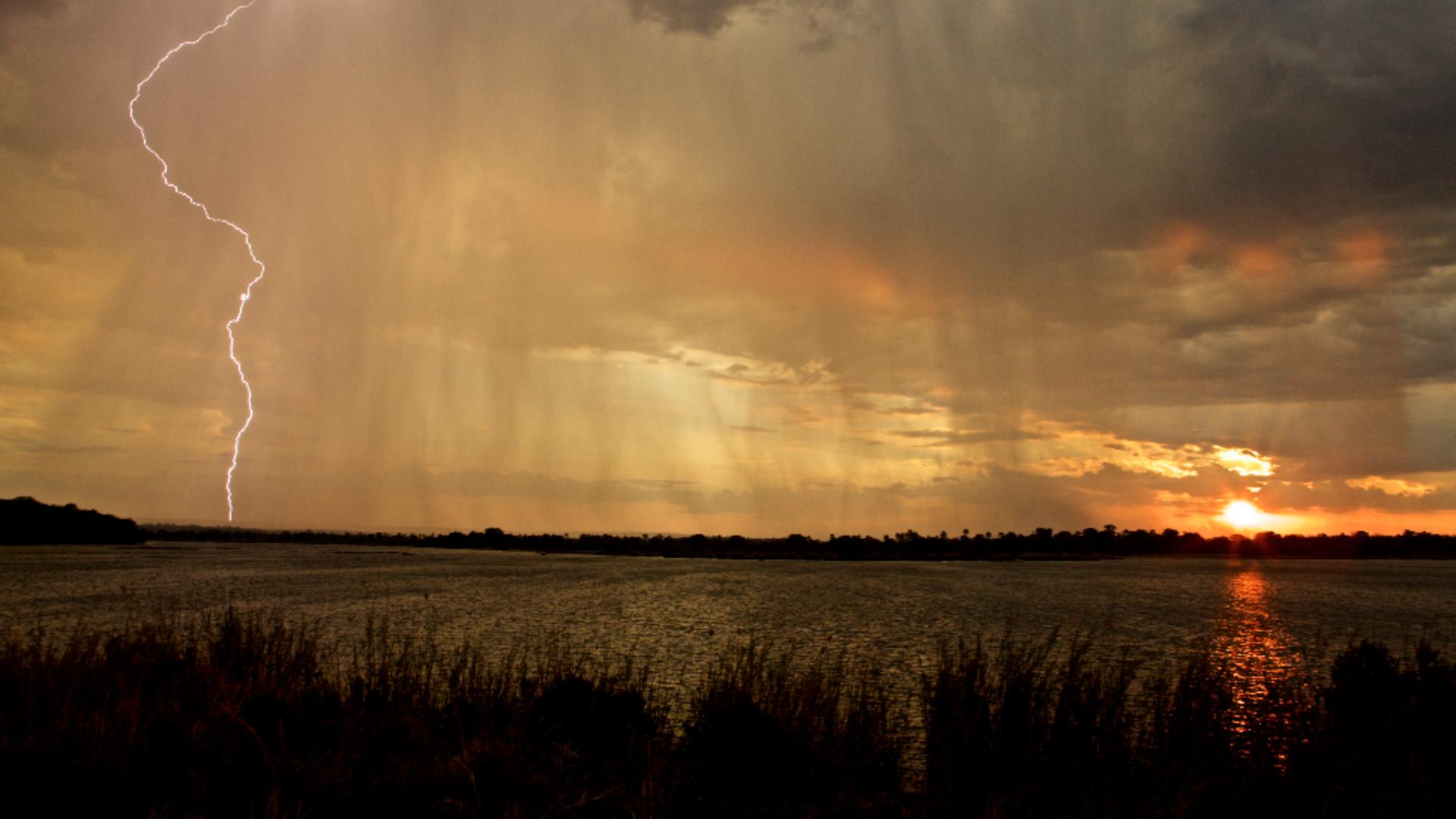 Vremea 8 mai. Instabilitate atmosferică accentuată: unde sunt așteptate FURTUNI astăzi; temperaturi scăzute/ Profimedia
