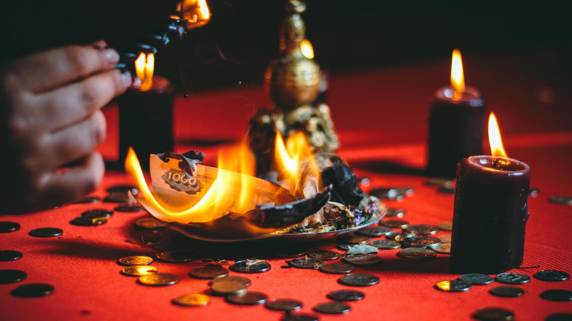 Tânără înșelată cu 160.000 de lei de o văjitoare din Giurgiu! Femeia voia să-și salveze căsnicia/Profimedia