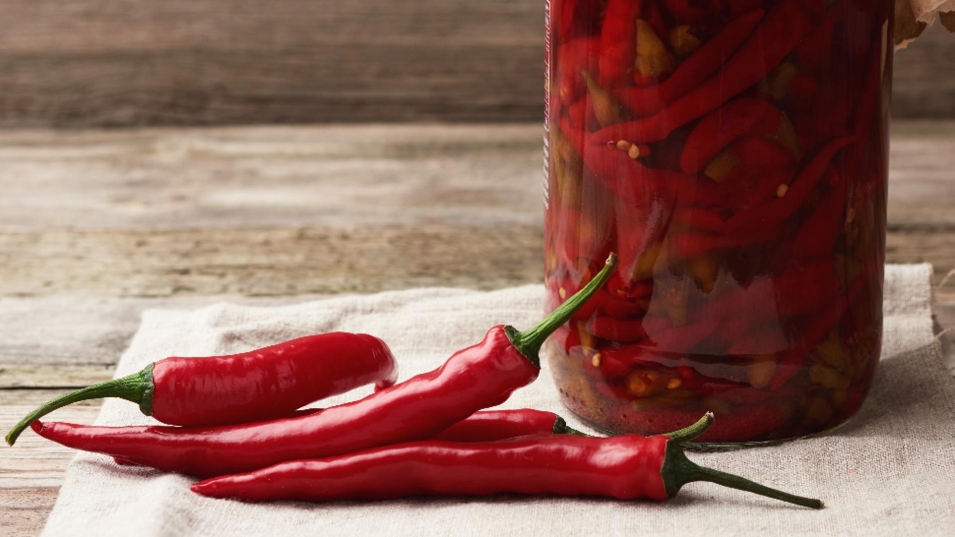 Cea mai delicioasă rețetă de ardei iute murat. Se prepară în luna iunie și se țin proaspeți în borcan toată vara / Profimedia