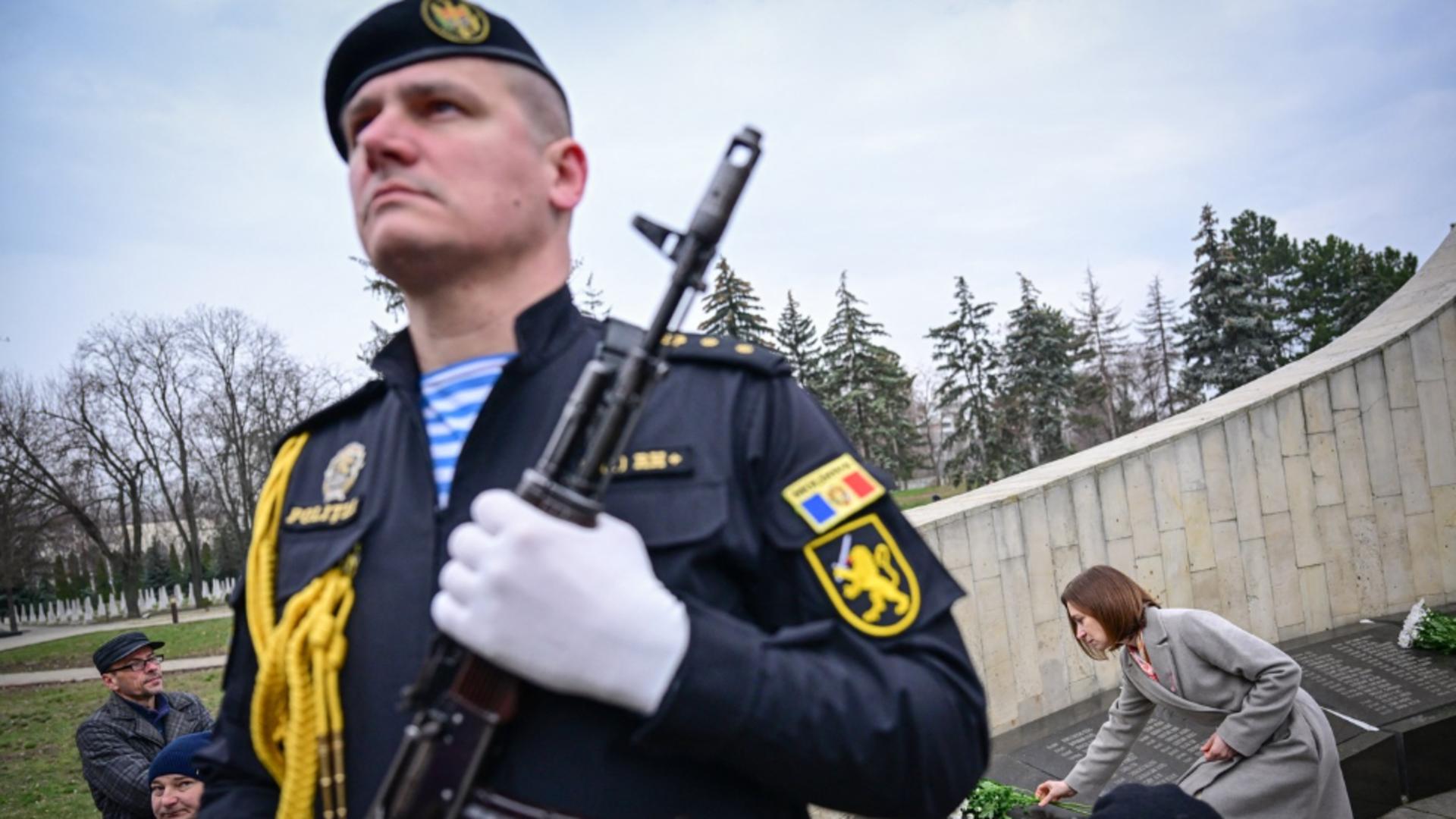 Maia Sandu depune flori în timpul unei ceremonii la monumentul Maica Indurerata/. Foto: Profimedia