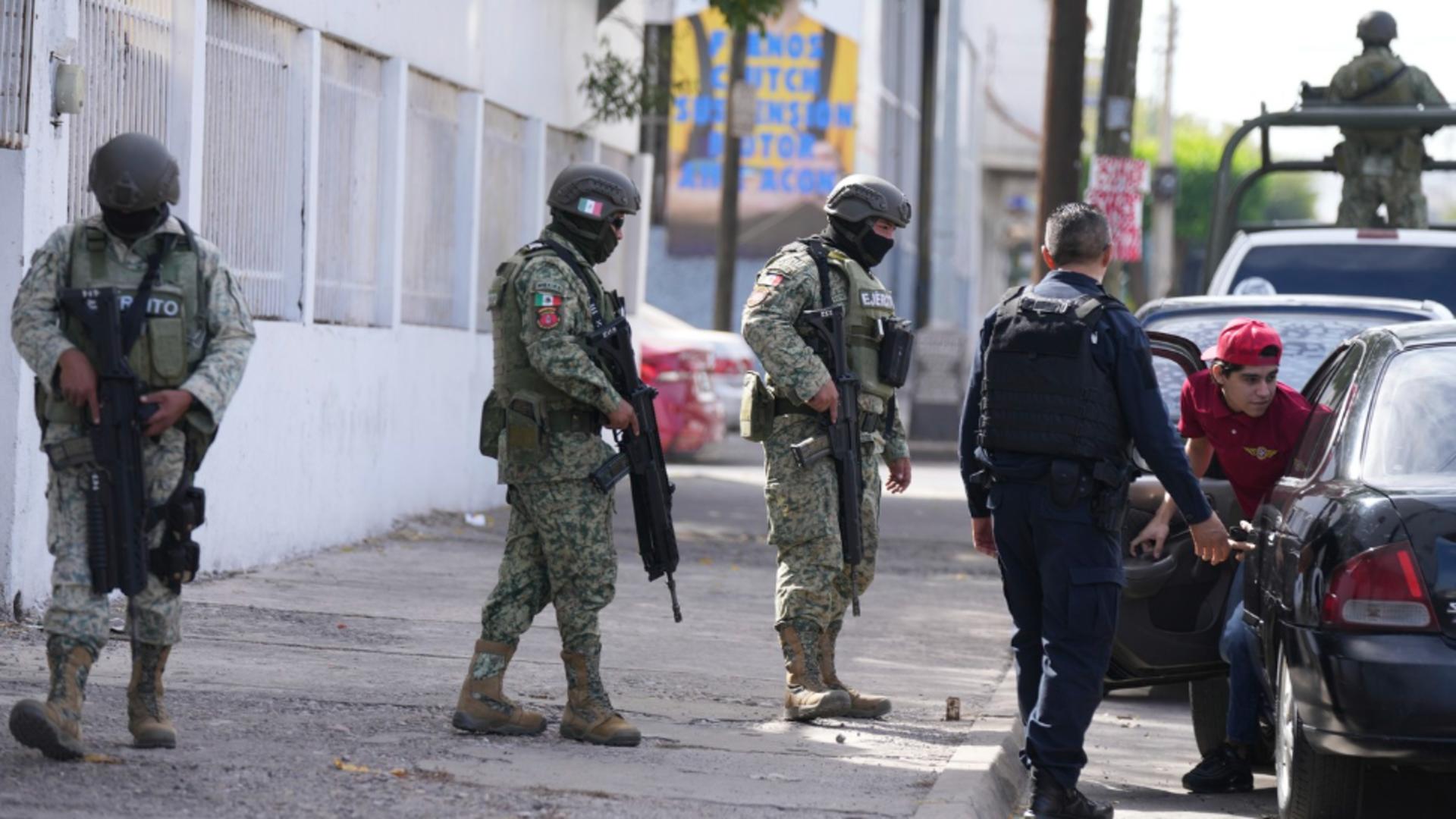 Polițiști și soldați inspectează șoferii la un punct de control din Culiacan, statul Sinaloa, Mexic. Foto: Profimedia