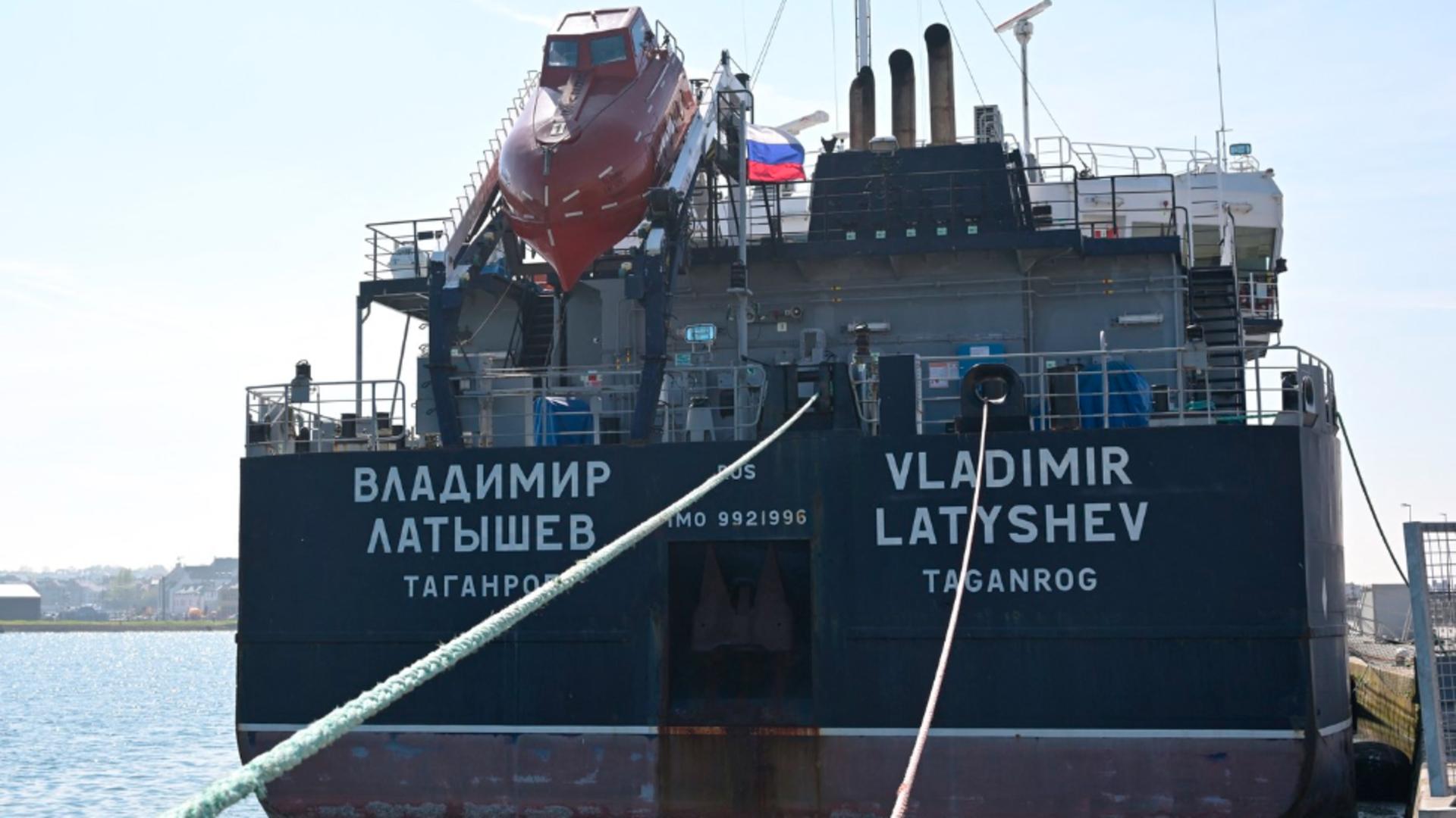 Navă de marfă rusească imobilizată și blocată în portul Saint-Malo, din vestul Franței. Foto: Profimedia