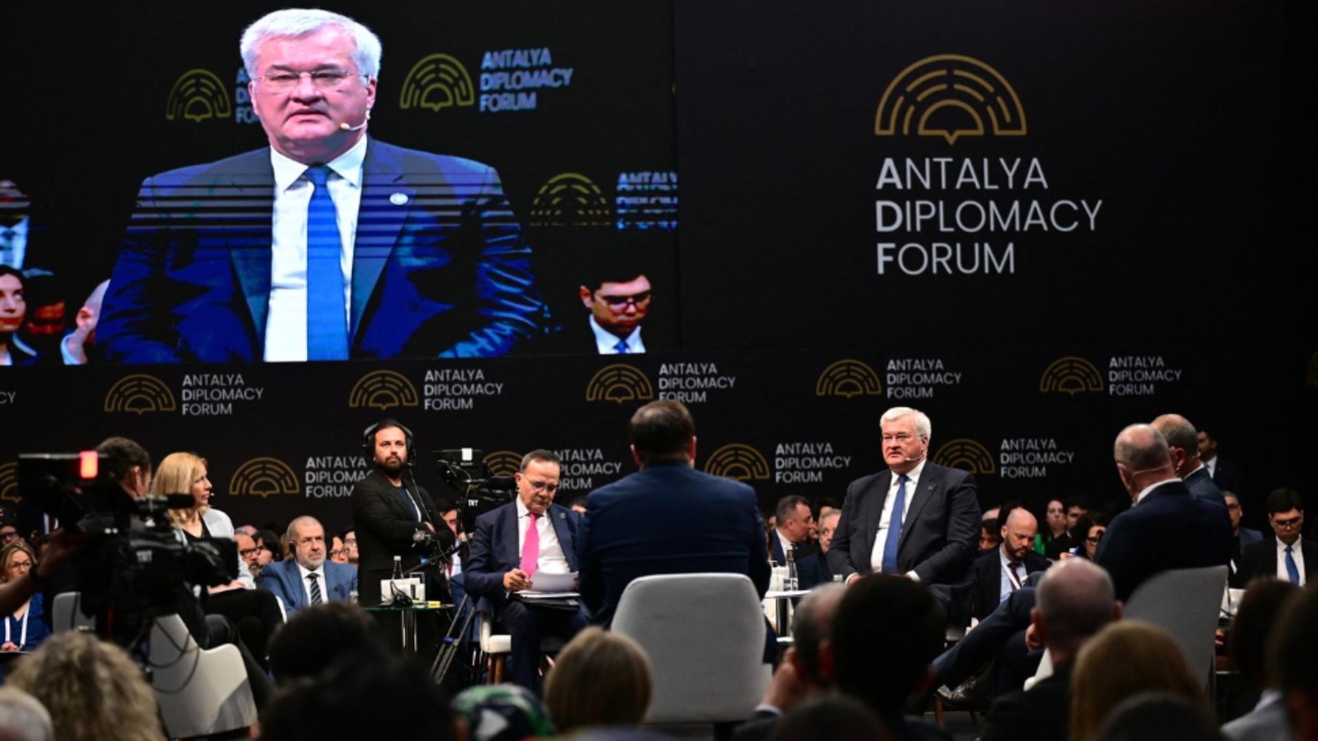 Miniștrii de externe din NATO discută în Antalya despre creșterea cheltuielilor militare. Foto: Profimedia