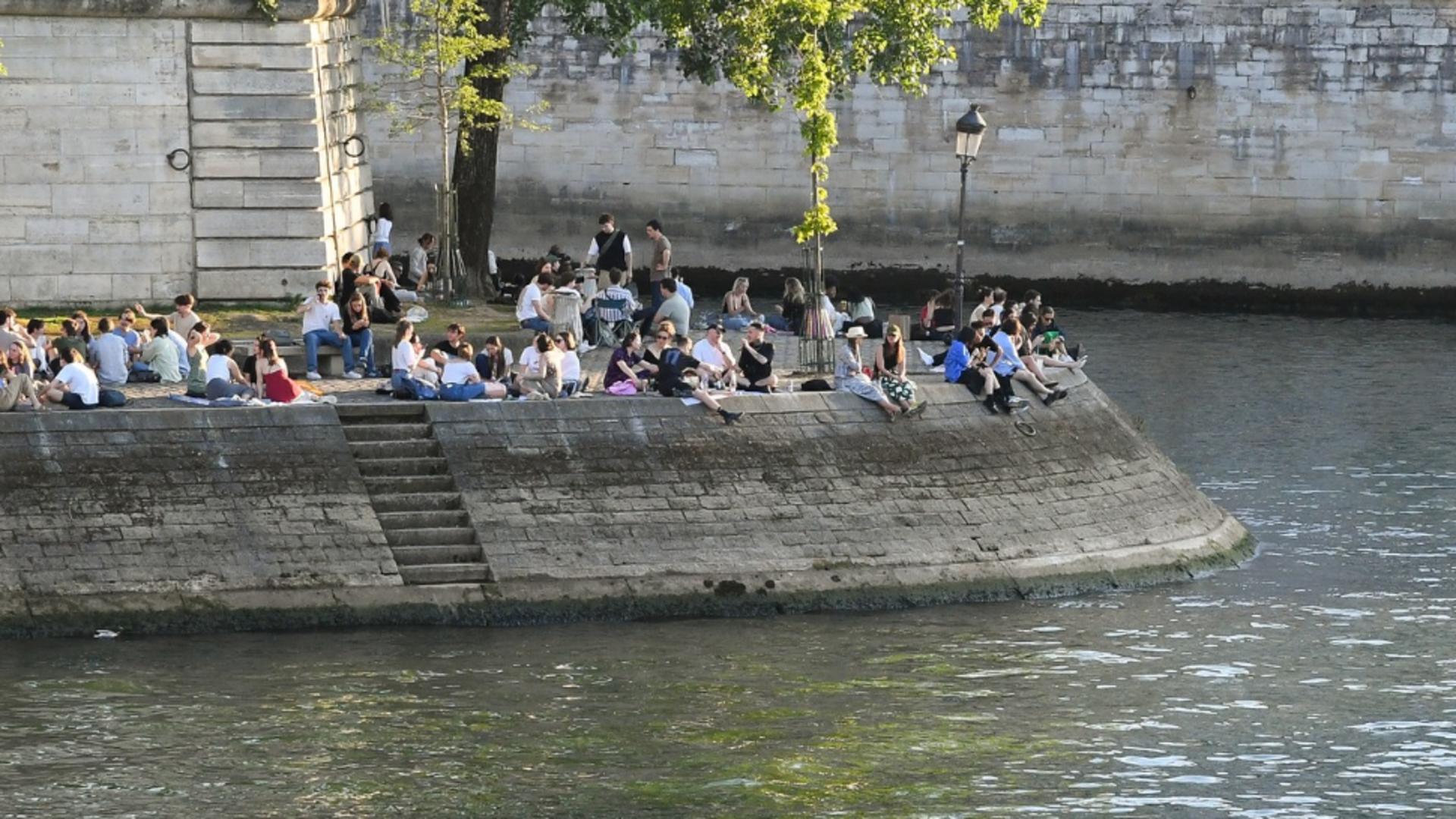 Paris dă liber la scăldat în râul care o străbate. Foto: Profimedia