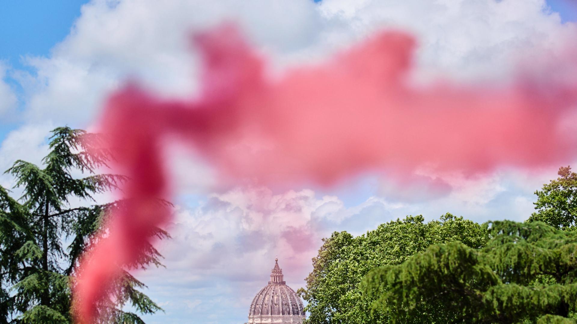 Coloană de fum roz în apropierea Pieții Sf. Petru (Profimedia)