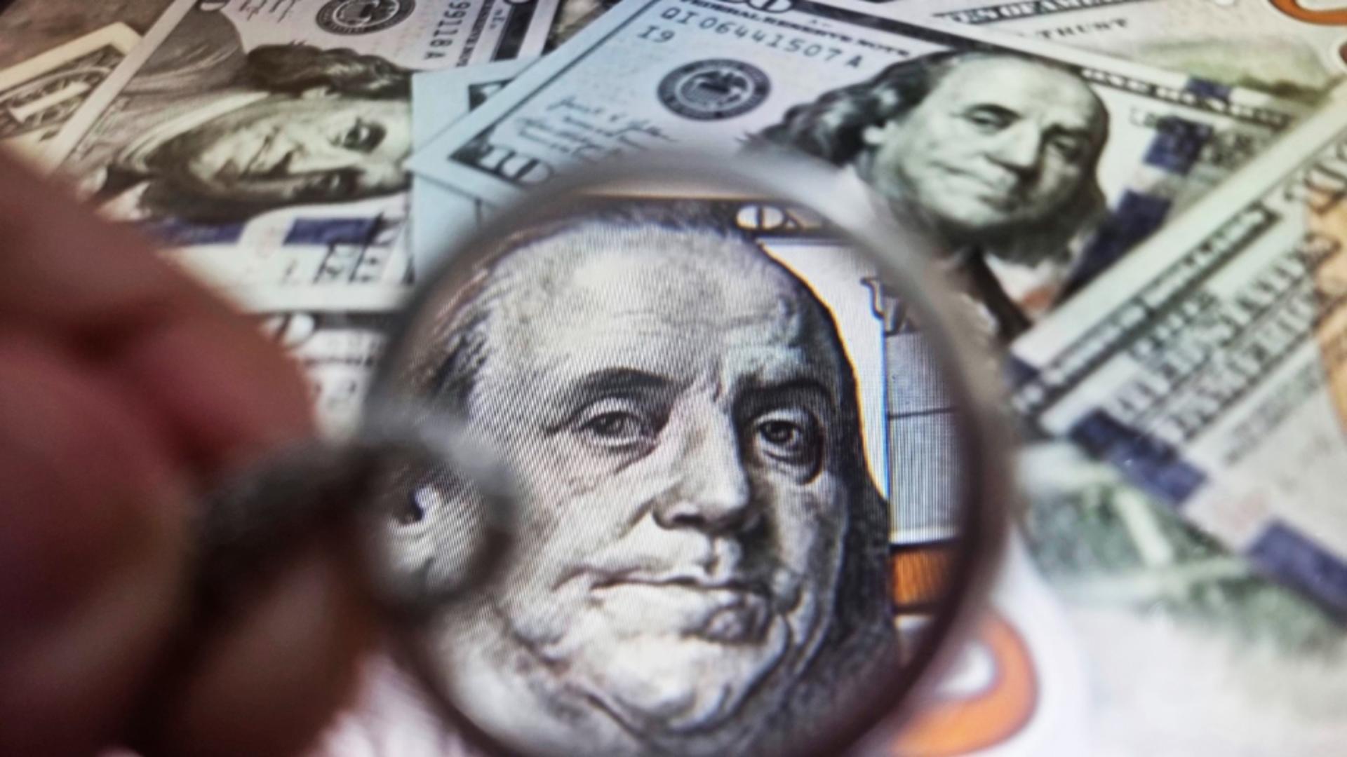 O bancă de top din România refuză să mai primească o bancnotă la ghișeele sale de schimb valutar. Foto: Profimedia