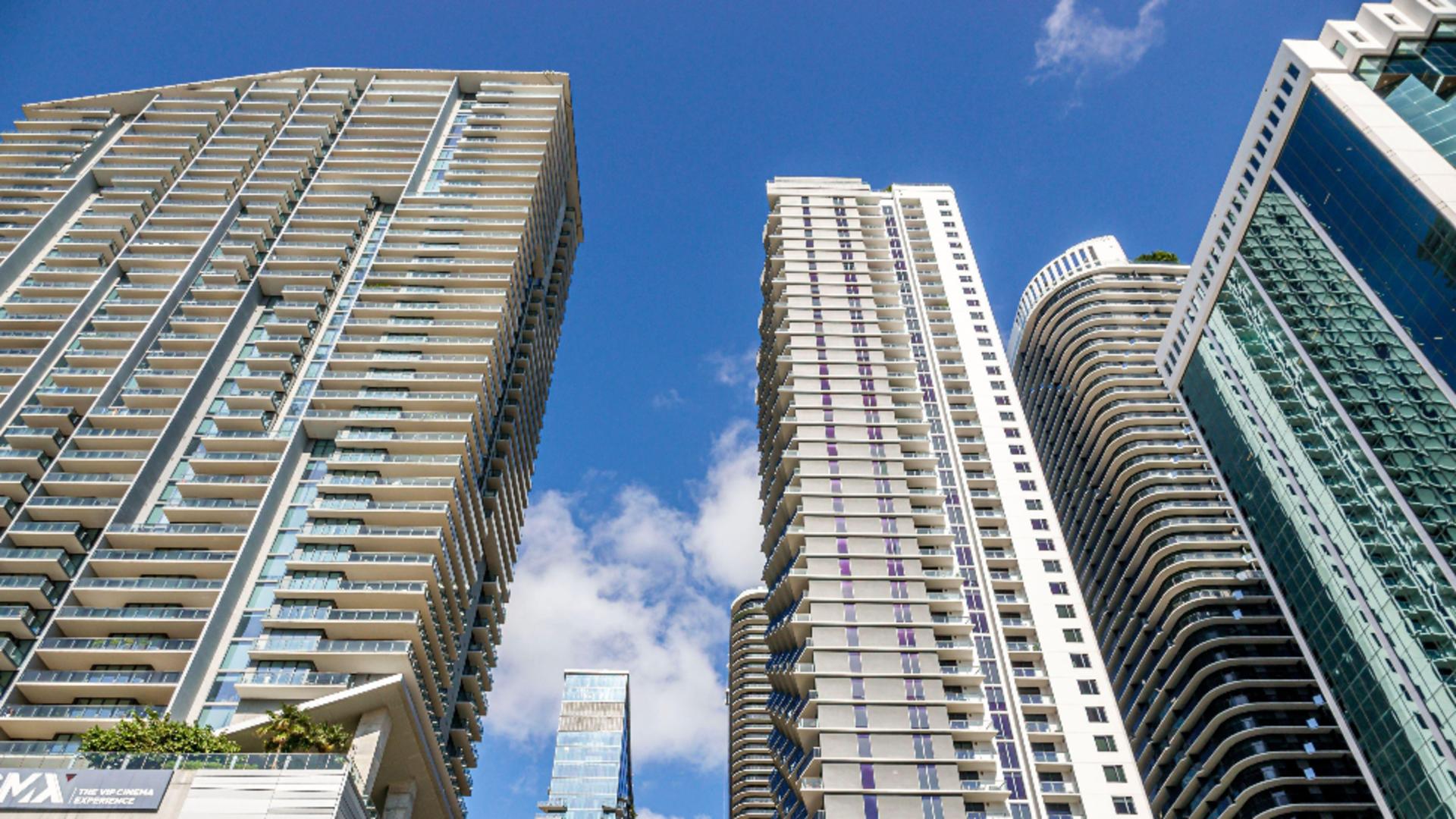 A supraviețuit după ce a căzut de la etajul 15 al unui bloc, în SUA. Povestea băiețelului care a avut parte de o salvare miraculoasă /Profimedia