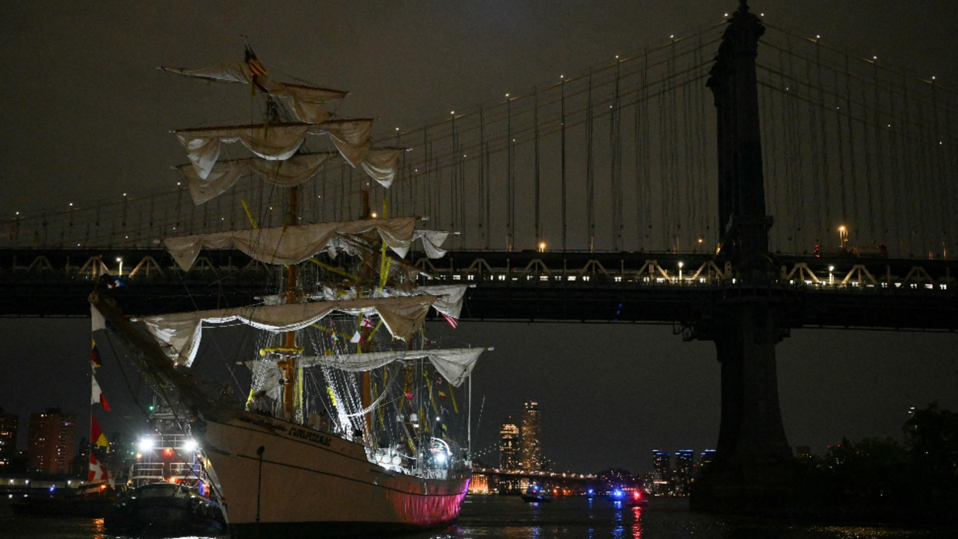 Panică la New York! 22 de persoane au fost rănite, după ce o navă a Marinei mexicane a lovit podul Brooklyn / Profimedia