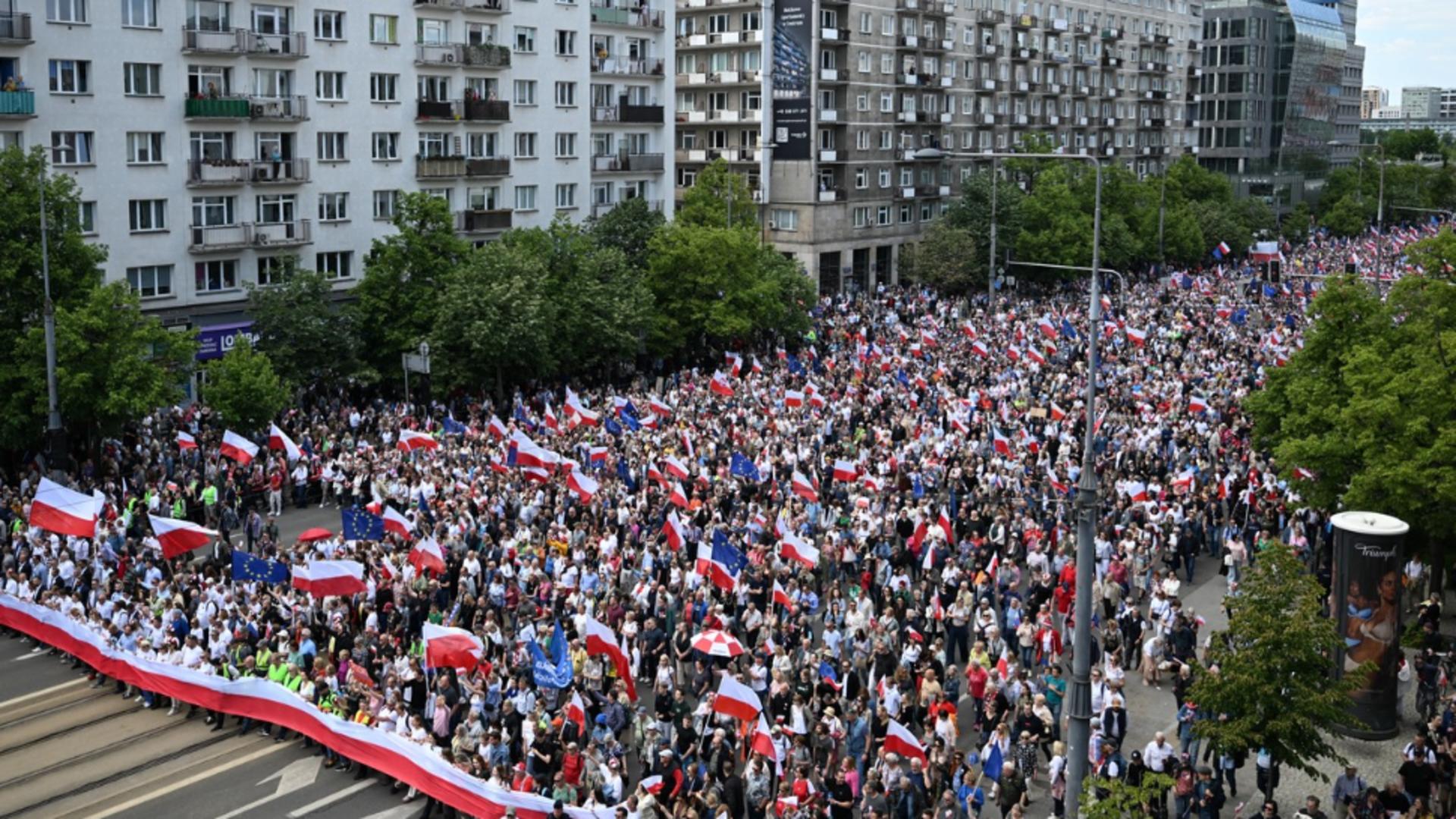 Zeci de mii de persoane, în stradă, la Varșovia. Foto: Profimedia