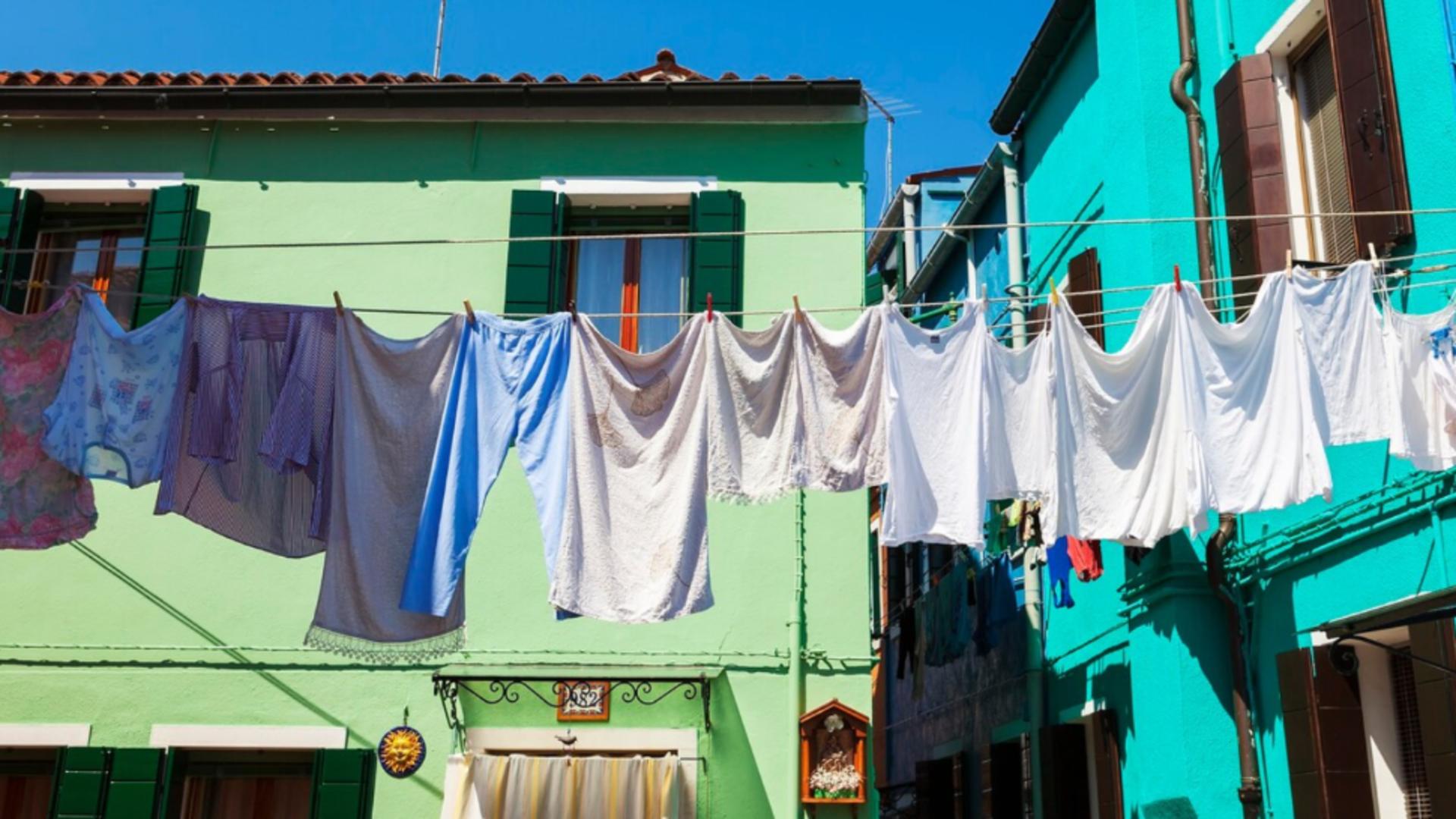 Orașul mare din România care a interzis uscarea rufelor pe fațada blocurilor.