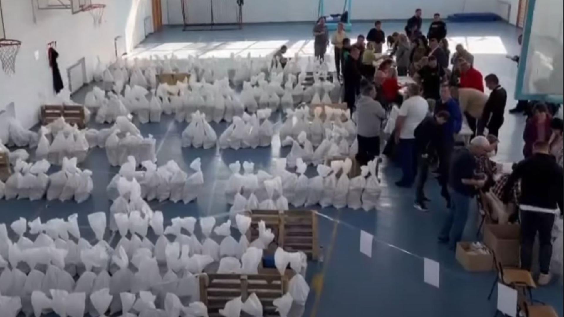 Sacii cu buletinele de vot au ajuns deja în secțiile de votare din țară, sub paza forțelor de ordine. Foto/Captură video