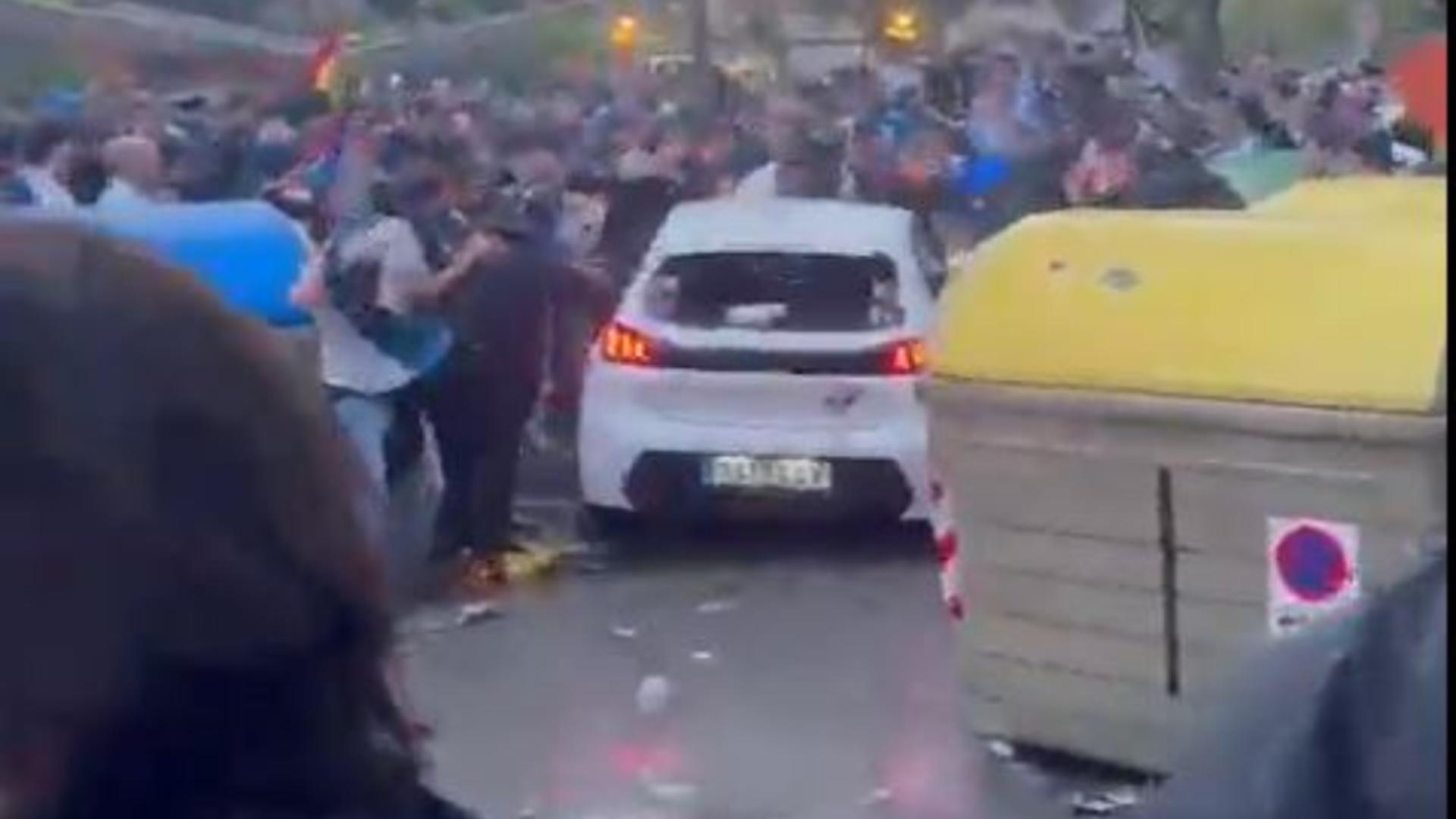 Individul a intrat în plin în suporteri. Foto/Captură video