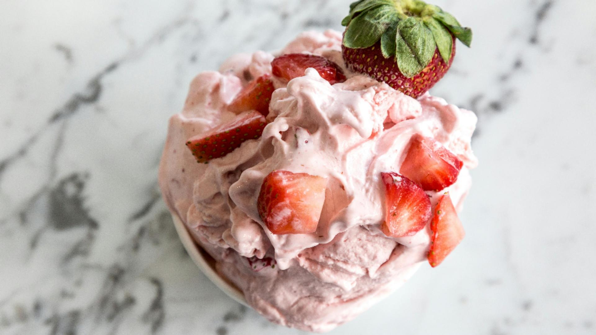 Desertul după care te vei topi: Spumă de căpșuni cu iaurt