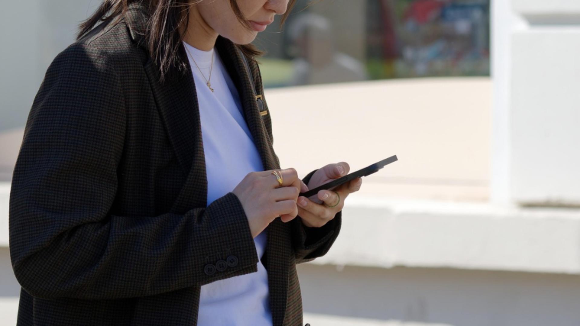  O româncă înșelată cu peste 57.000 de lei după ce a instalat o aplicație pe telefon. Cum s-a ajuns la această escrocherie?