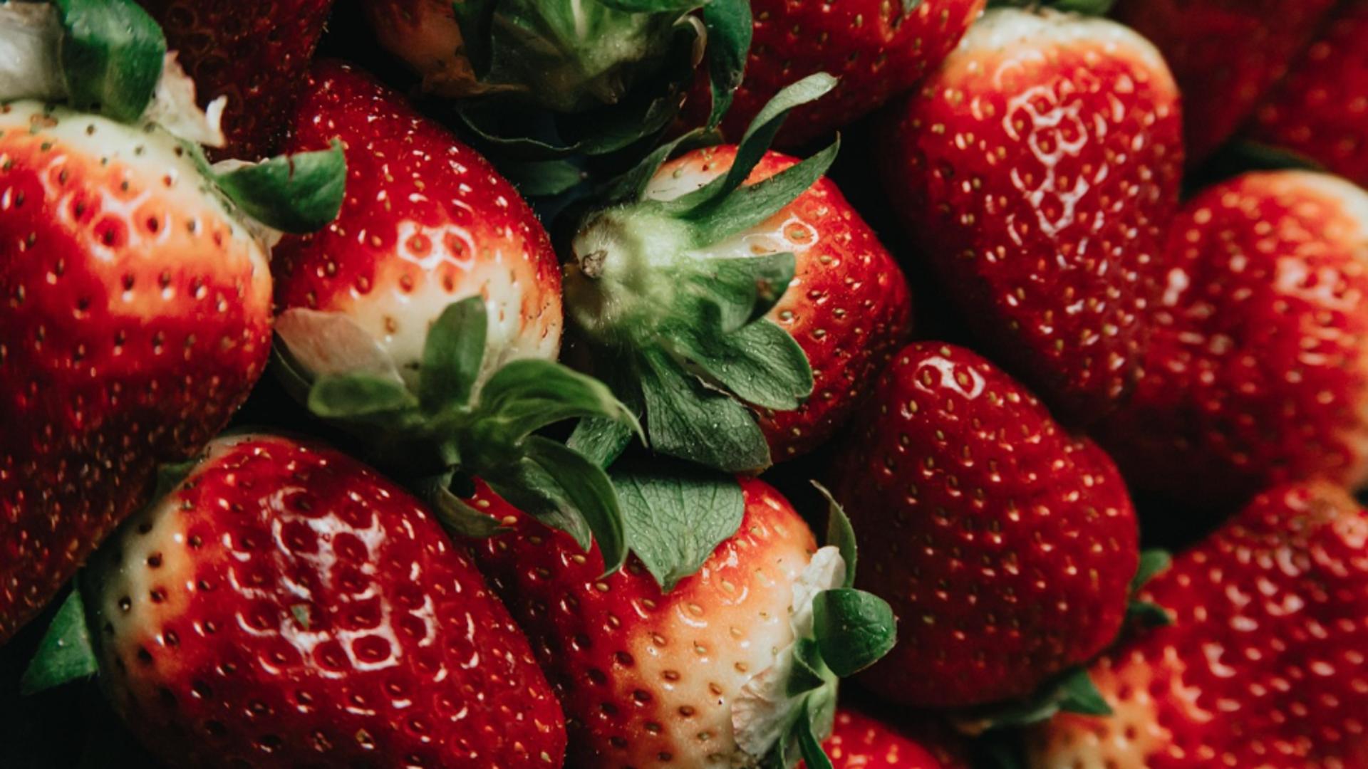 Fructele de primăvară, imposibil de cumpărat de români. Cireșele și căpșunile, prețuri uriașe la tarabe