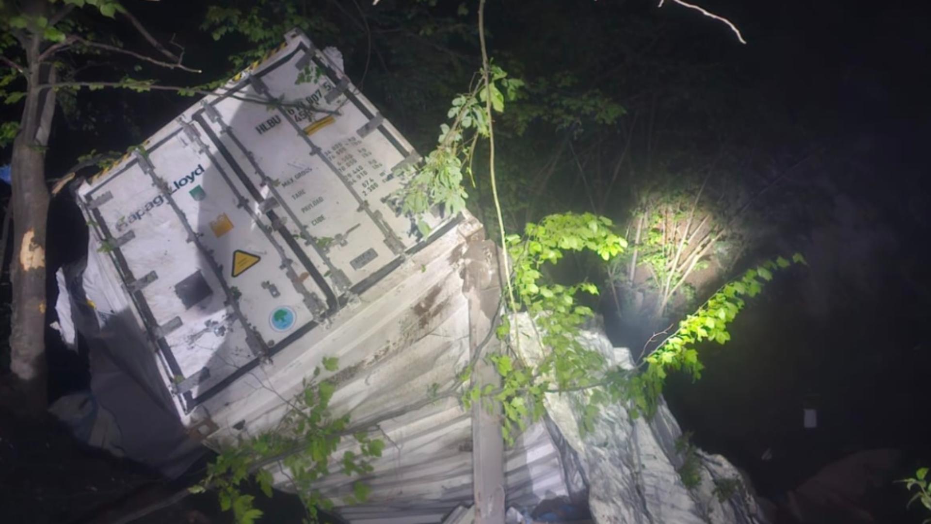 Accident grav pe DN1, lângă Sinaia: un TIR încărcat a căzut într-o râpă