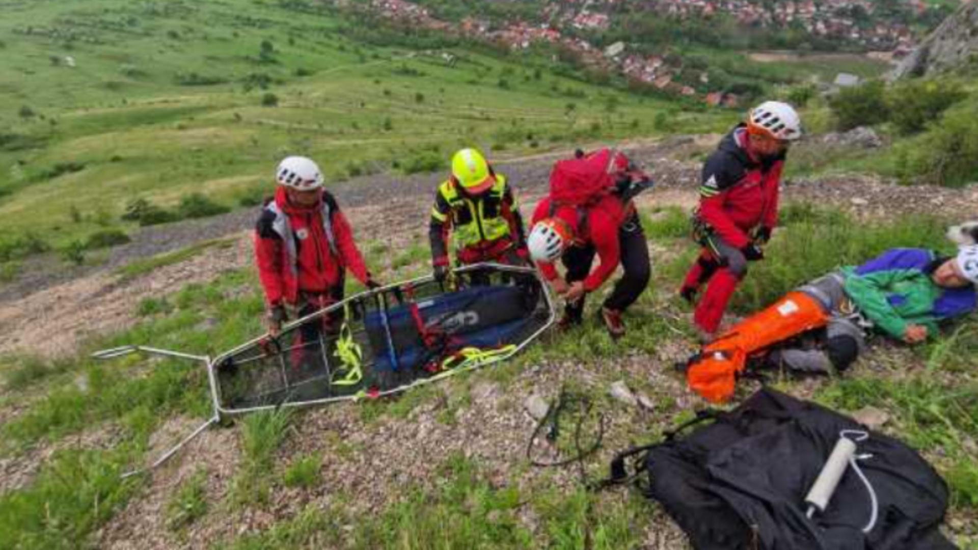 Drumeție în munți sfârșită prost: Un turist s-a ales cu fractură la picior