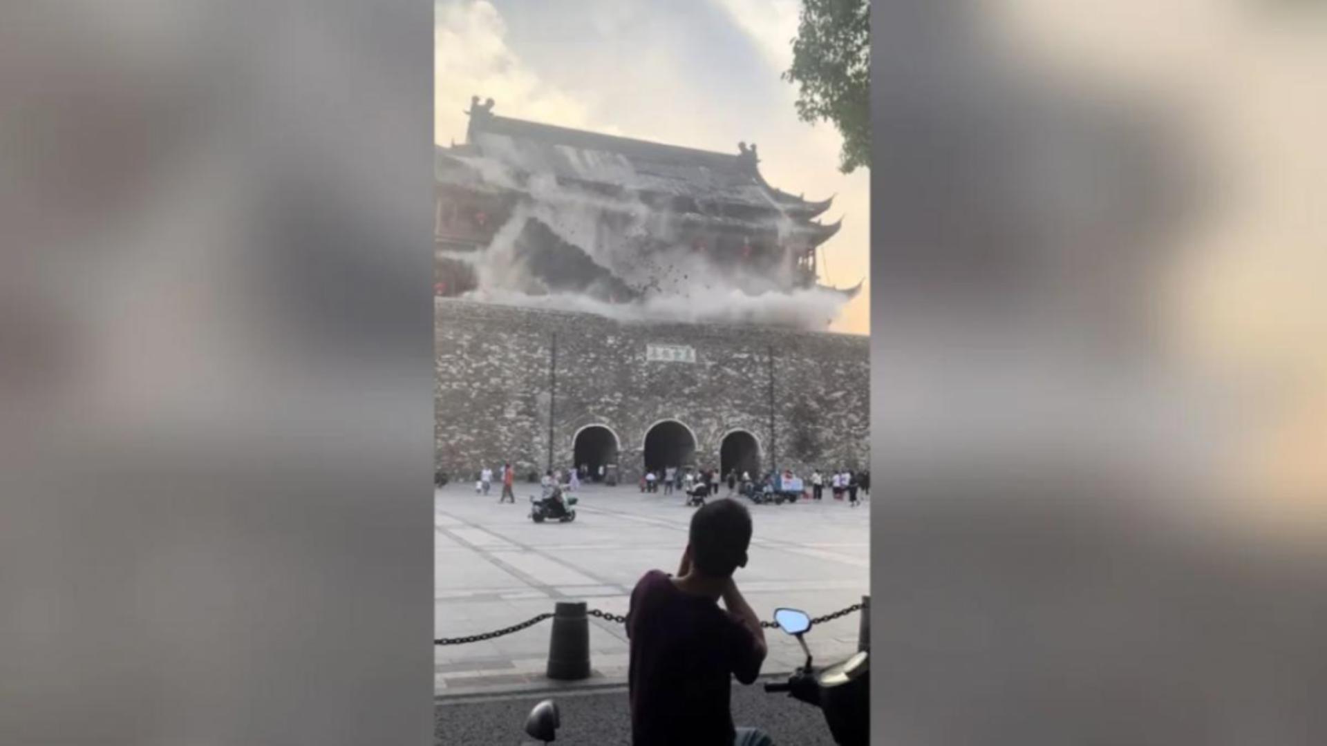 Panică într-un sit istoric din China: un turn vechi de peste șase secole s-a prăbușit parțial. Turiștii fug speriați