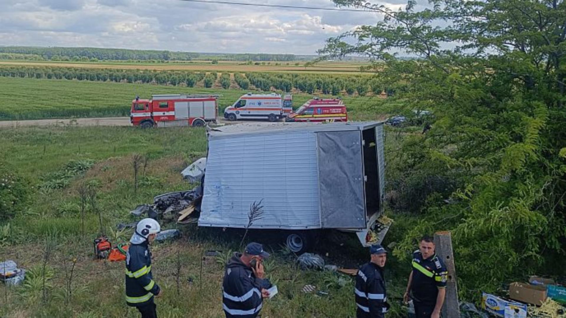 O persoană a MURIT după ce autoutilitara în care se afla a fost lovită de tren. Impact violent: victima a fost proiectată în afara autoturismului/ Foto: Ziarul de Vrancea