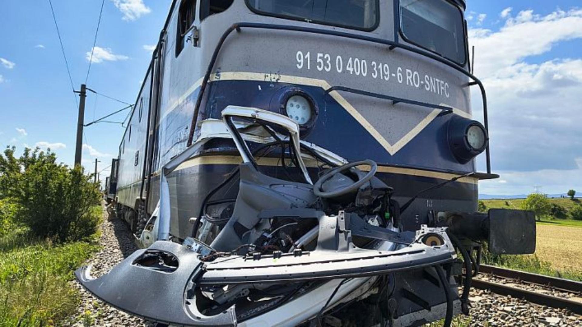 O persoană a MURIT după ce autoutilitara în care se afla a fost lovită de tren. Impact violent: victima a fost proiectată în afara autoturismului/ Foto: Ziarul de Vrancea