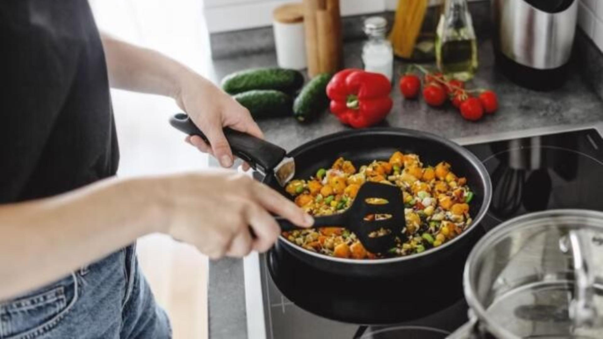 Alimentul pe care nu trebuie să îl gătești într-o tigaie antiaderentă