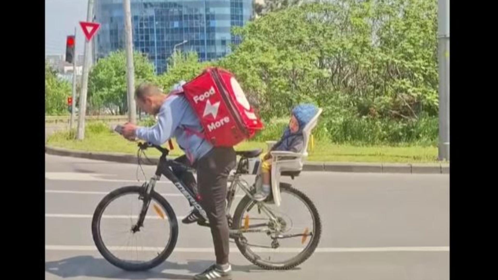 Un tată devotat, surprins livrând pe bicicletă cu copilul adormit în spate. Imaginile au stârnit valuri de emoție pe TikTok - VIDEO