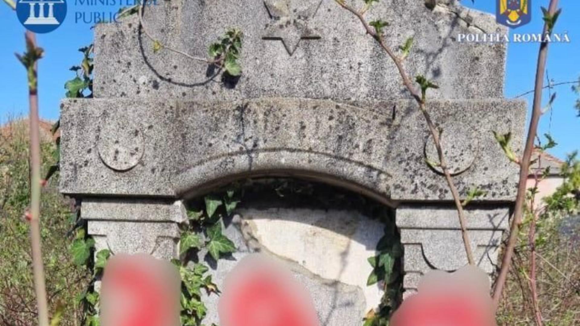 Doi minori au comis acte de vandalism cu tentă antisemită într-un cimitir evreiesc. Un alt tânăr de 18 ani a lipit stickere cu însemne naziste