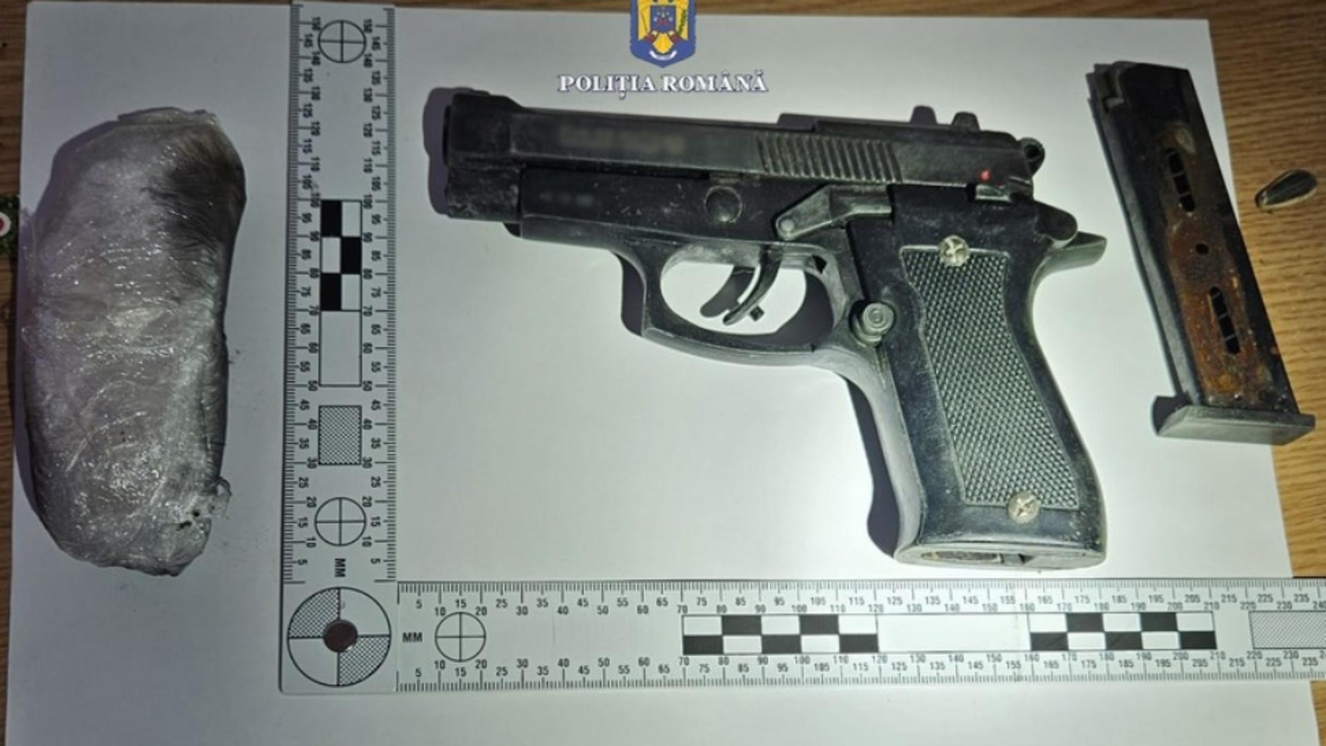   Sute de arme, dar şi cartuşe şi articole pirotehnice descoperite de Poliție în urma unor percheziții de amploare. 3 persoane, reținute