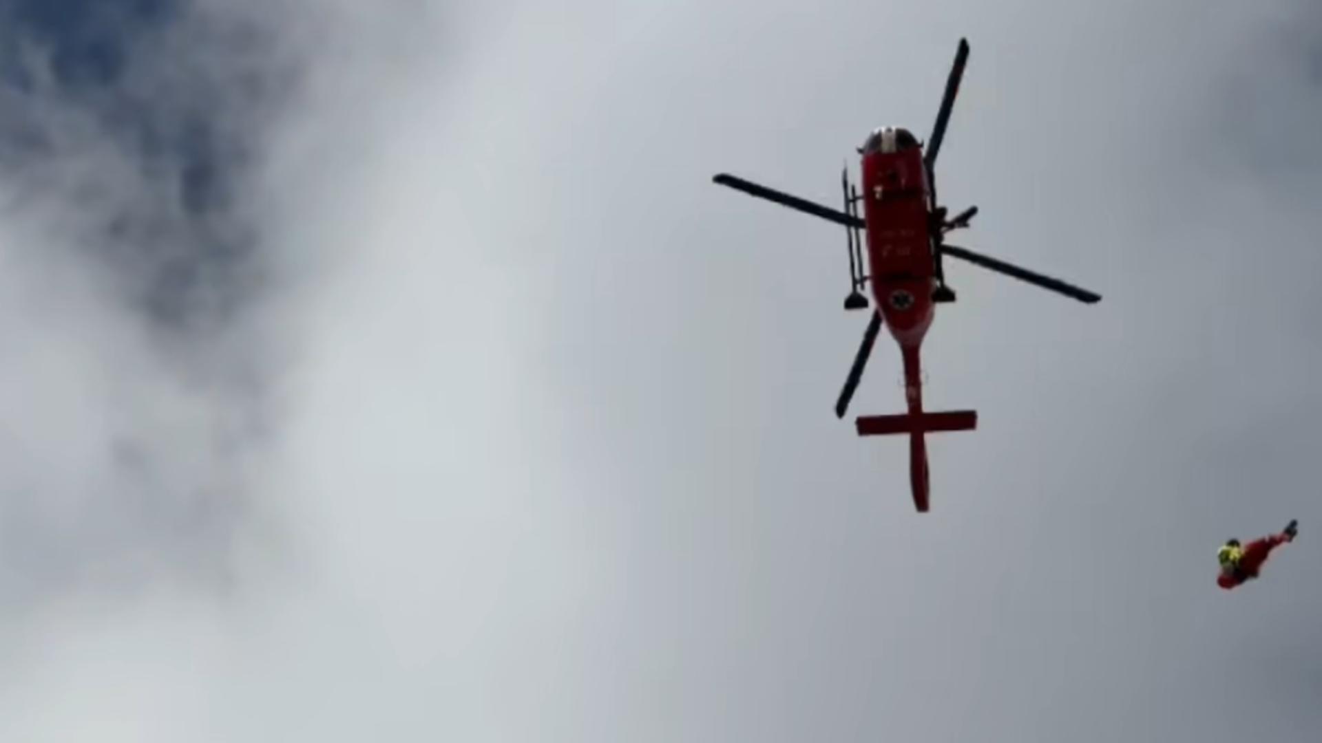 Operațiune de salvare în condiții de vreme extremă a 4 alpiniști rămași blocați într-o zonă greu accesibilă/ Captură video