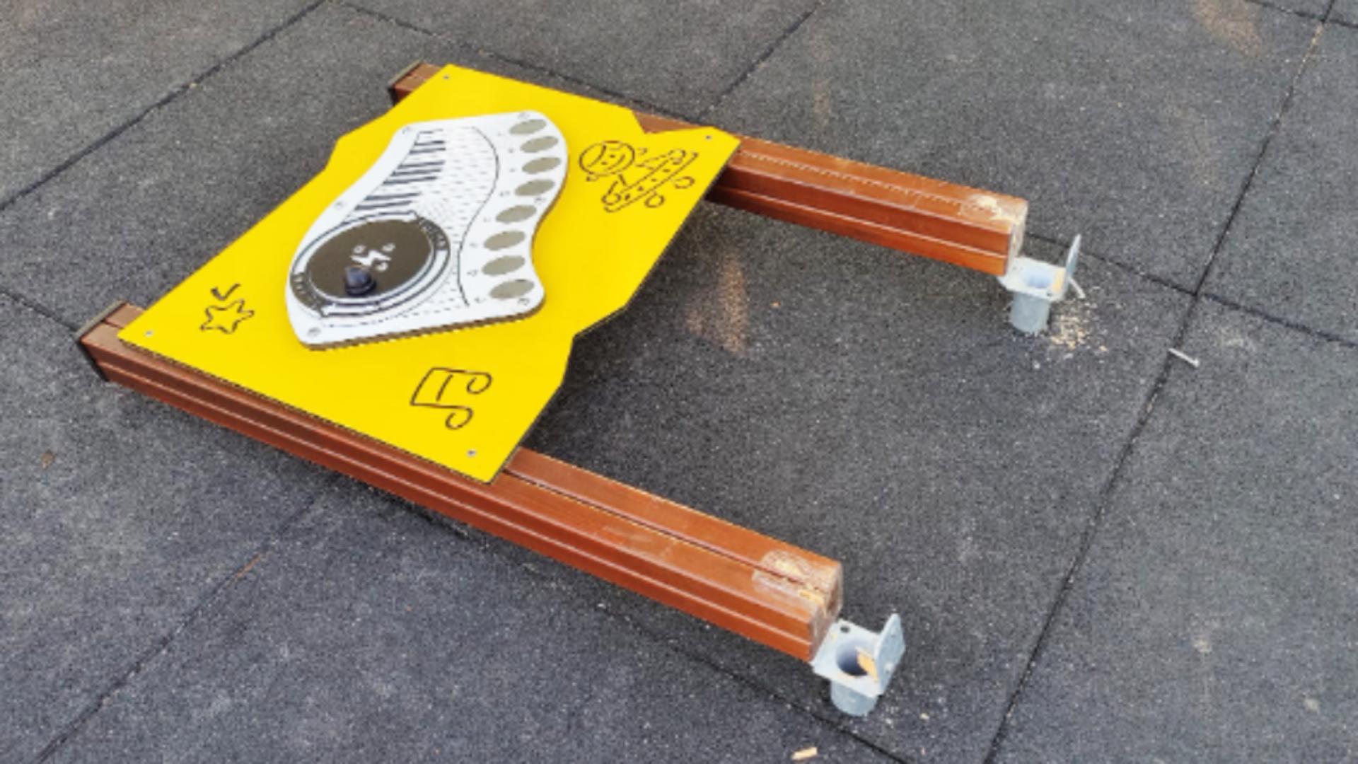 Scene de vandalism pe malul Someșului! 3 turiști norvegieni au devastat un loc de joacă din zona de promenadă: poliția le-a dat de urmă 