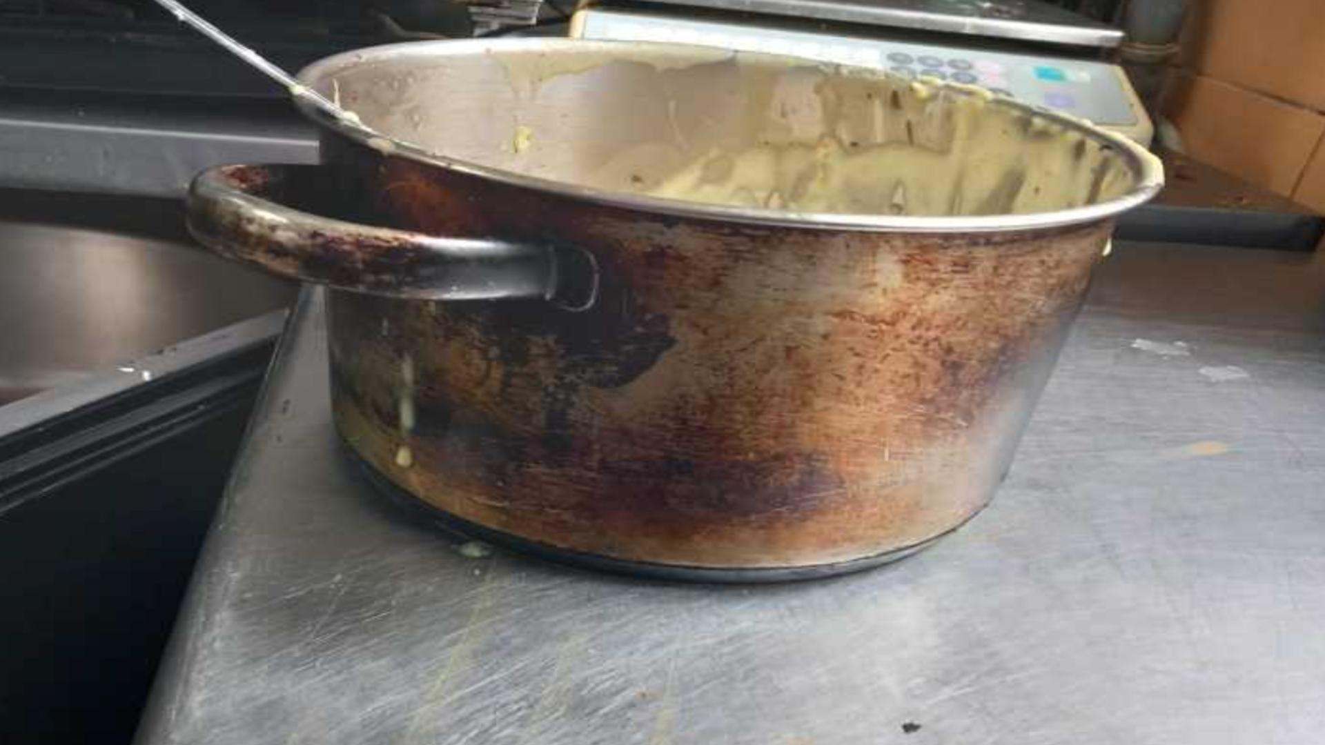 Mizerie de nedescris, produse expirate, păienjeni și insecte, descoperite la un restaurant din Satu Mare. Măsurile luate de Protecția Consumatorilor