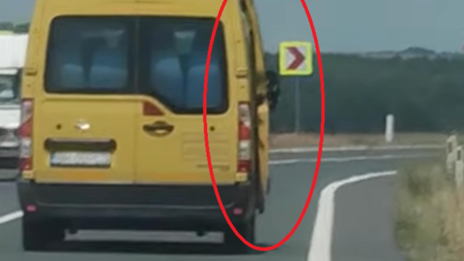 Microbuz școlar, filmat în timp ce mergea cu ușa deschisă: imagini uluitoare/ Captură video