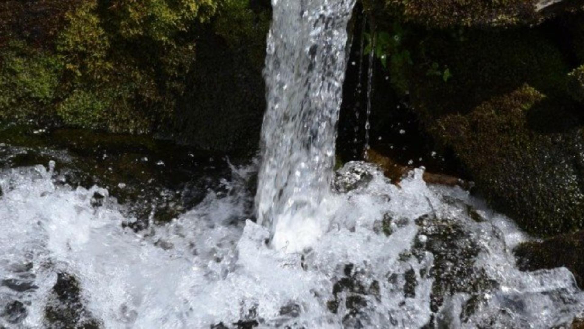 Locul unic din România unde există un izvor de „apă vie”. Foto: Facebook